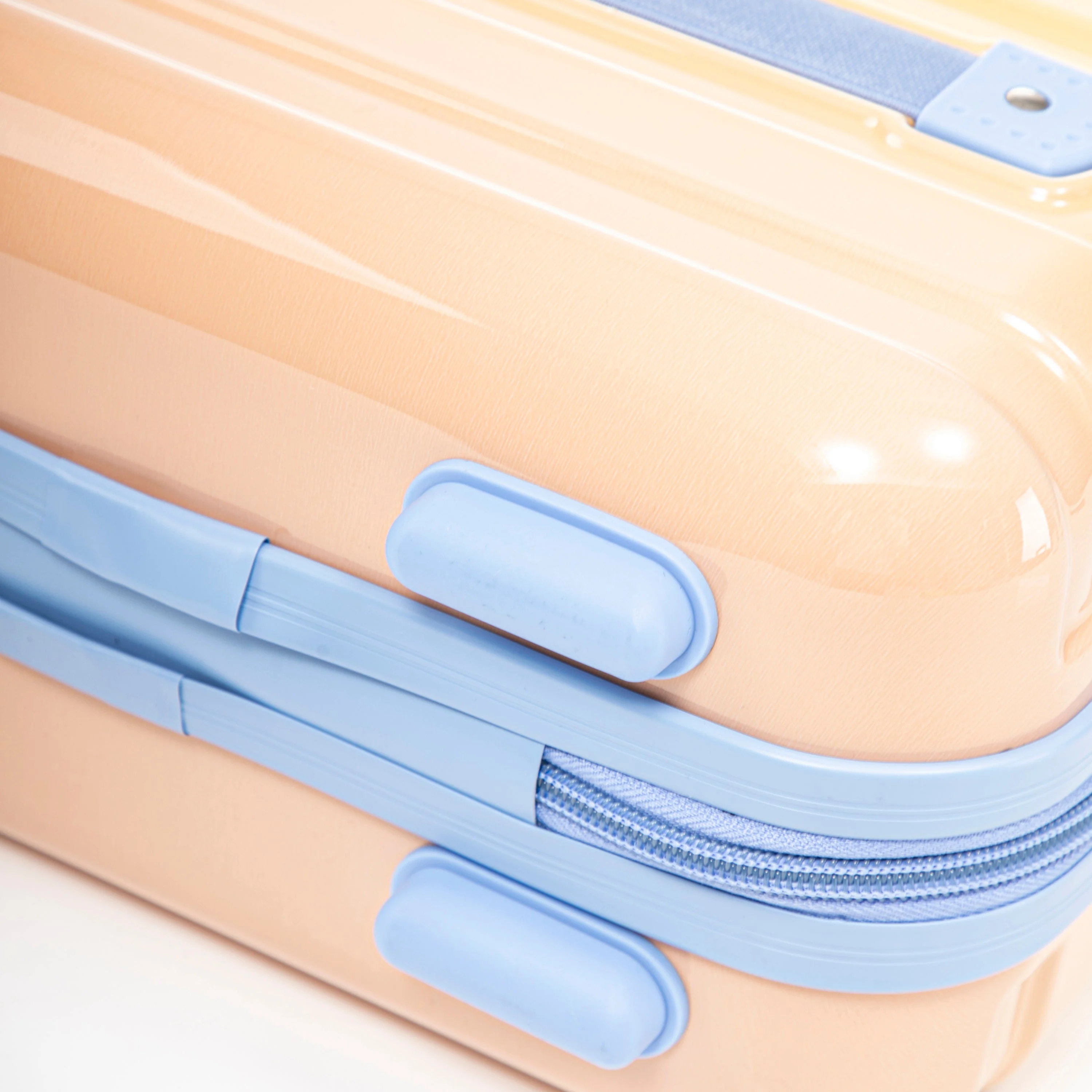 14'/20' 2-Piece PC Spinner Wheel Luggage Set in Gradient Blue and Yellow - Image 19