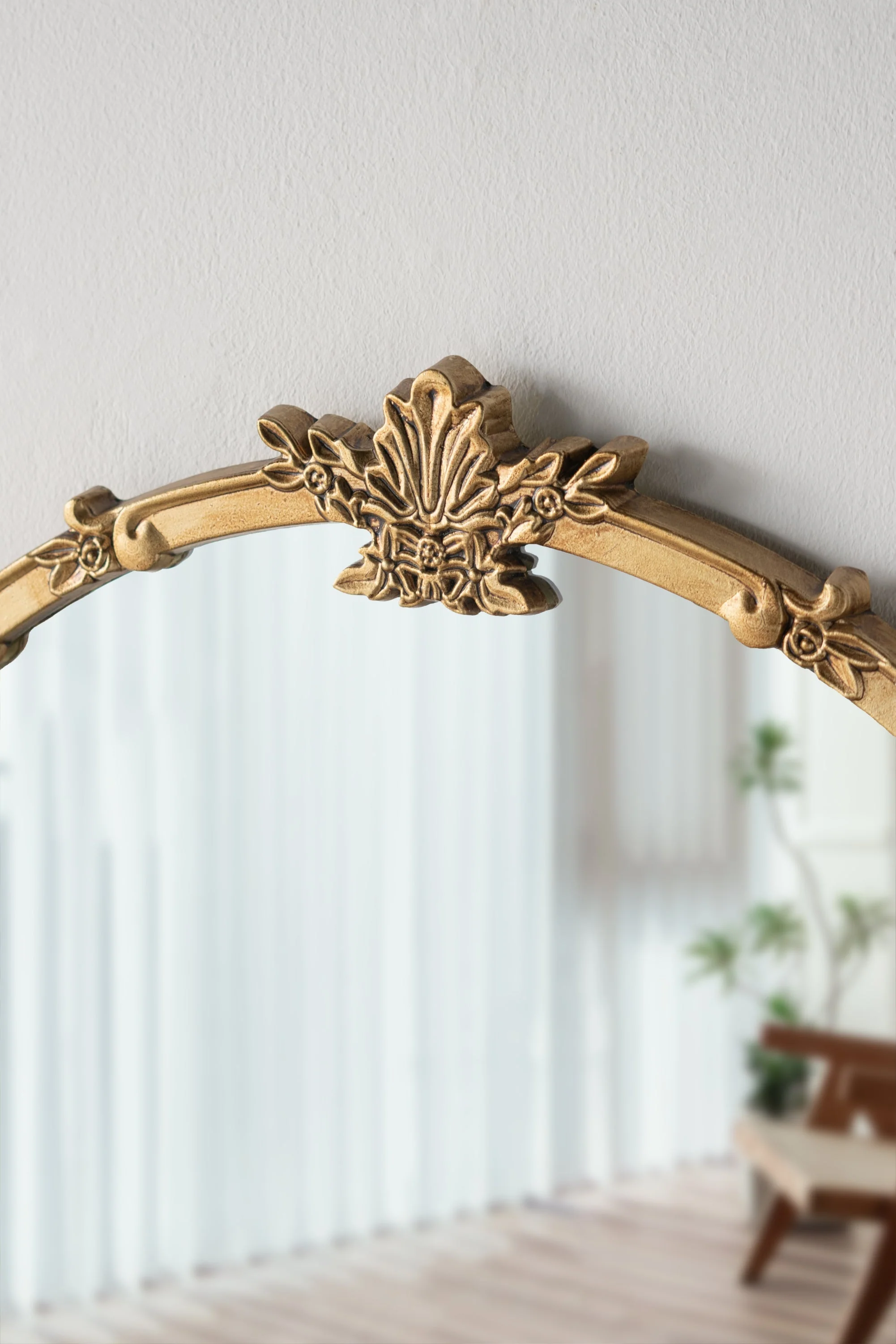 30x31" Round Wall Mirror with Gold Finish and Decorative Leaf Crest - Image 4