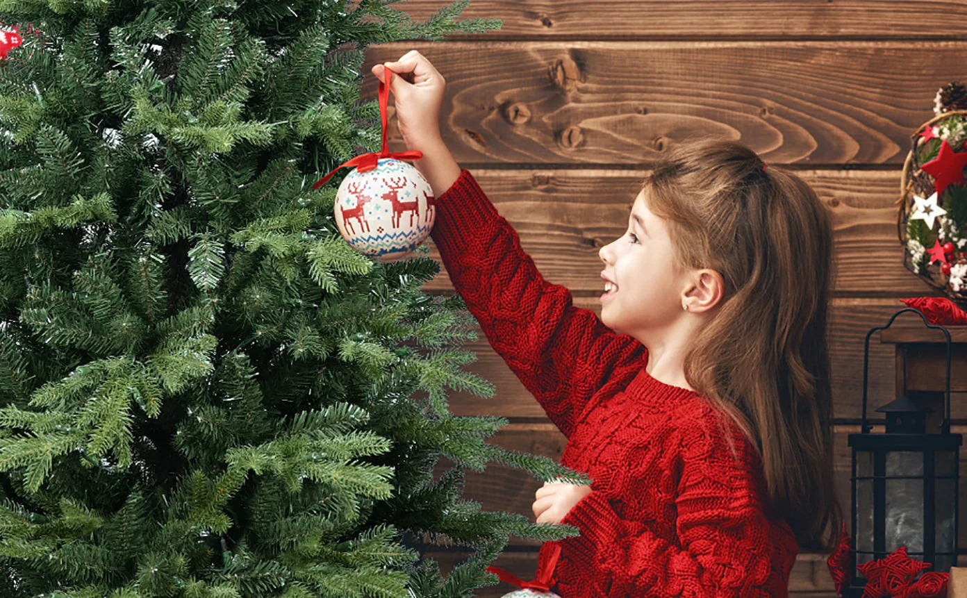 4FT Green PVC and PE Christmas Tree with 919 Tips - Image 16