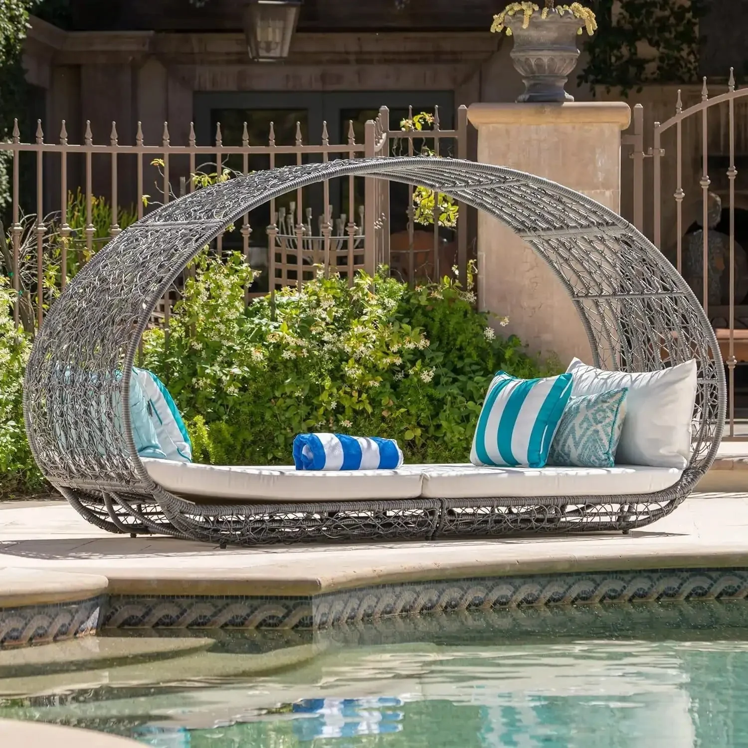 Abigal - Outdoor Wicker Daybed With Cushion - Image 5