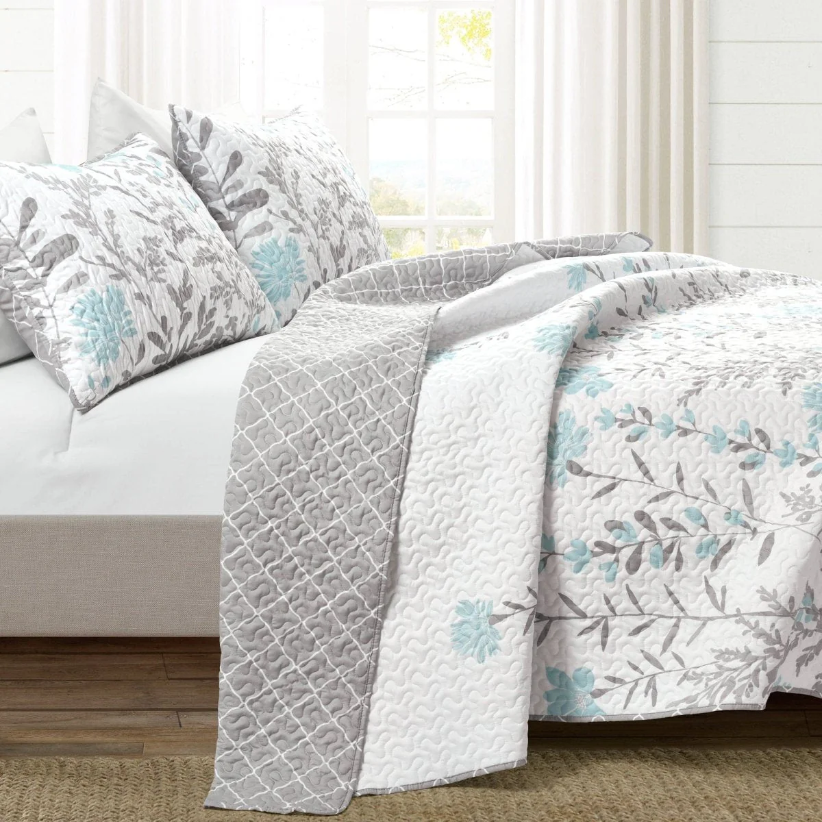 Aprile 3 Piece Quilt Set - Image 4