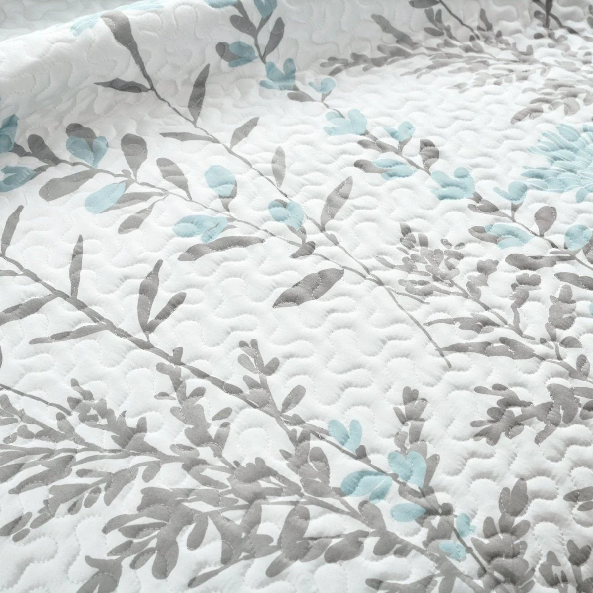Aprile 3 Piece Quilt Set - Image 6