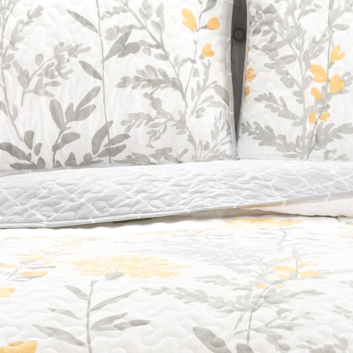 Aprile 3 Piece Quilt Set - Image 9