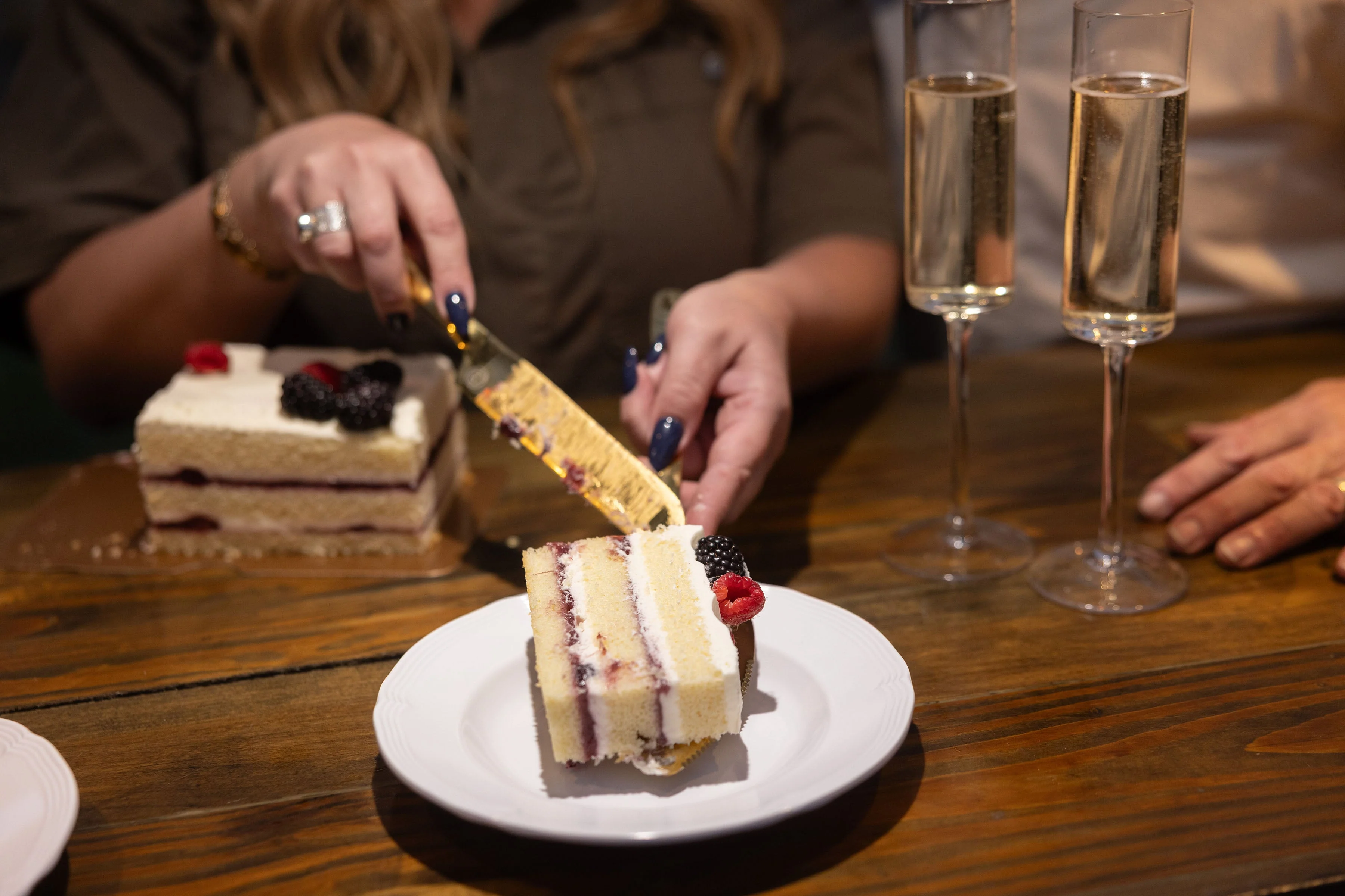Arbane Champagne Glass Set with Cake Knife - Image 11