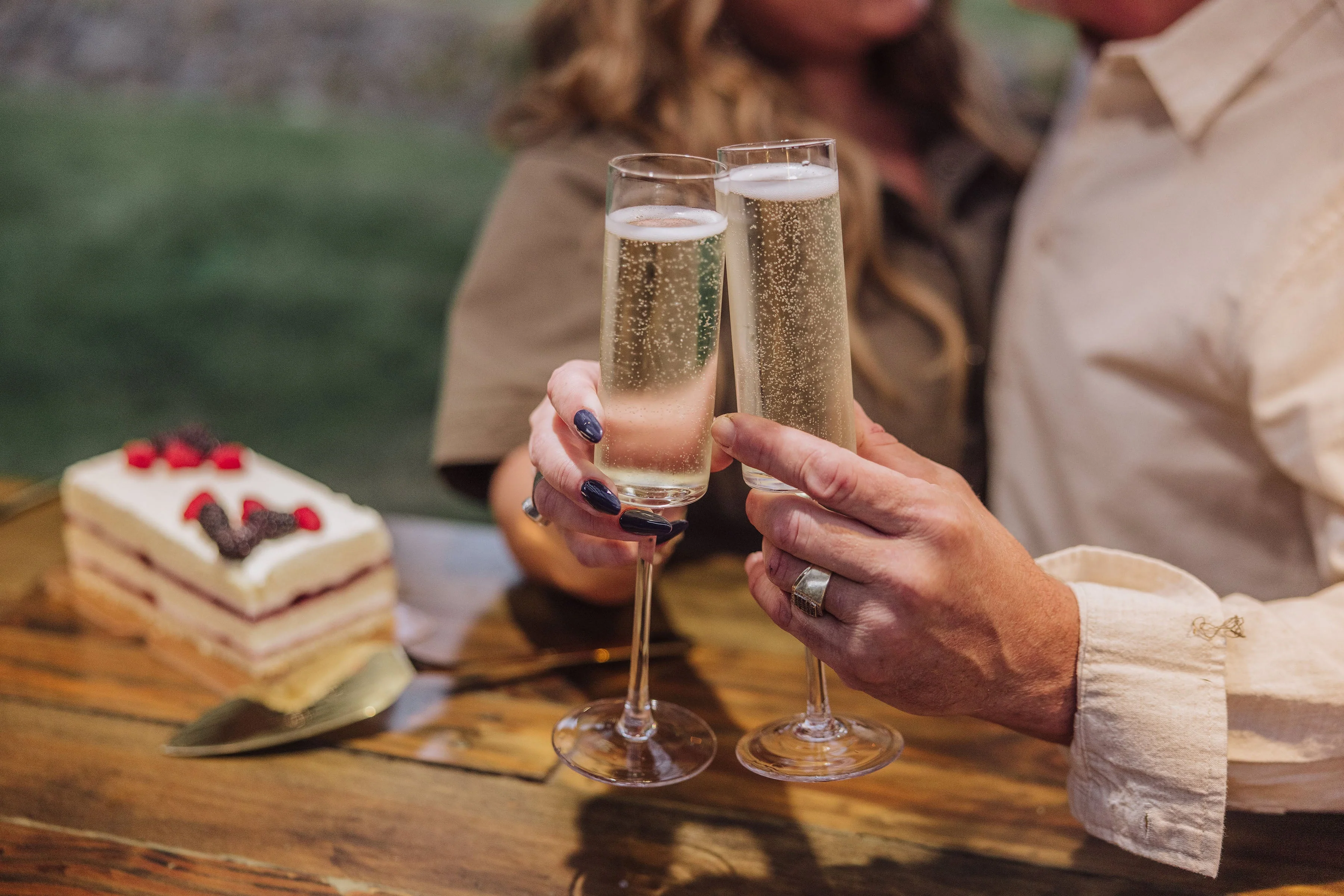 Arbane Champagne Glass Set with Cake Knife - Image 4