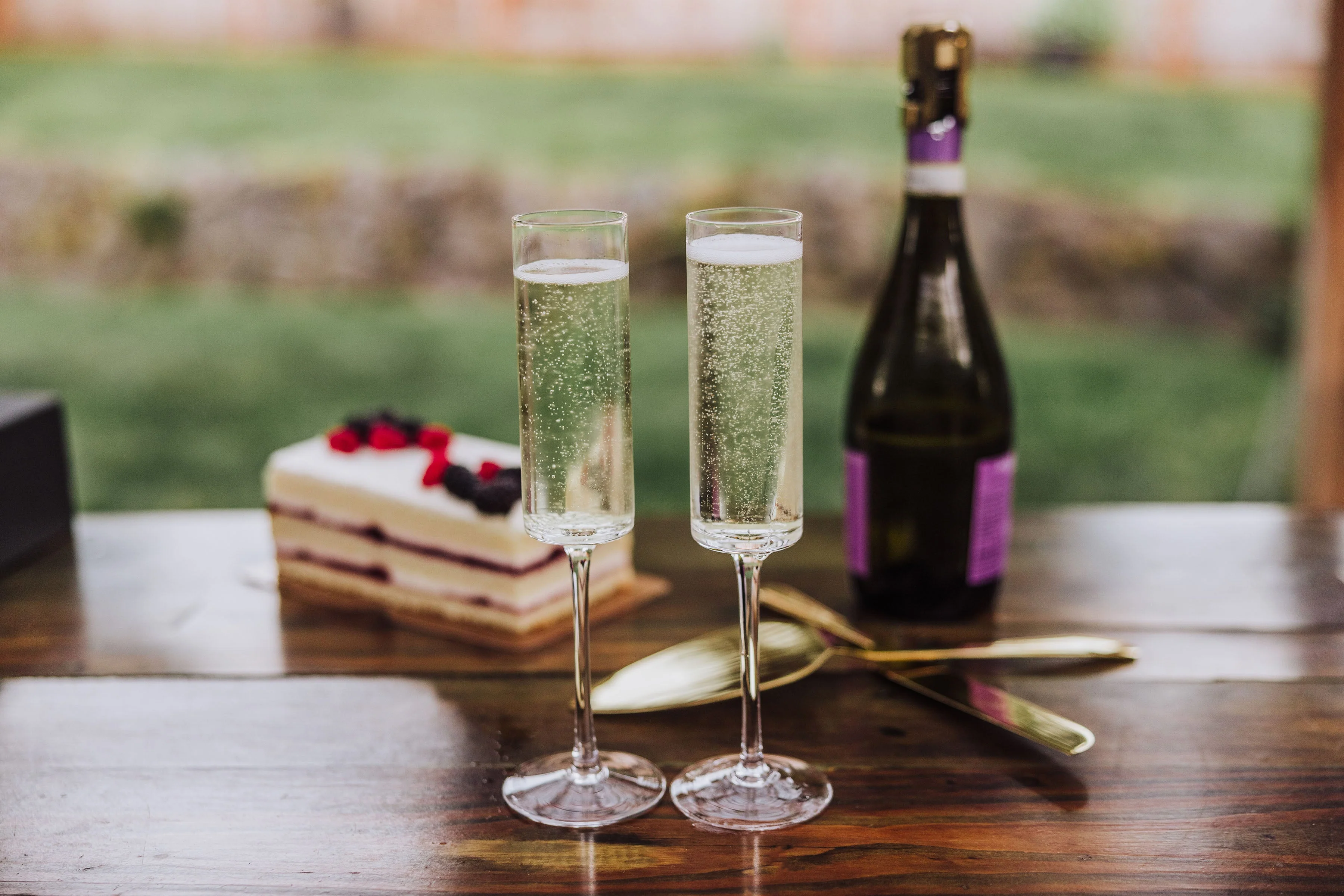 Arbane Champagne Glass Set with Cake Knife - Image 9