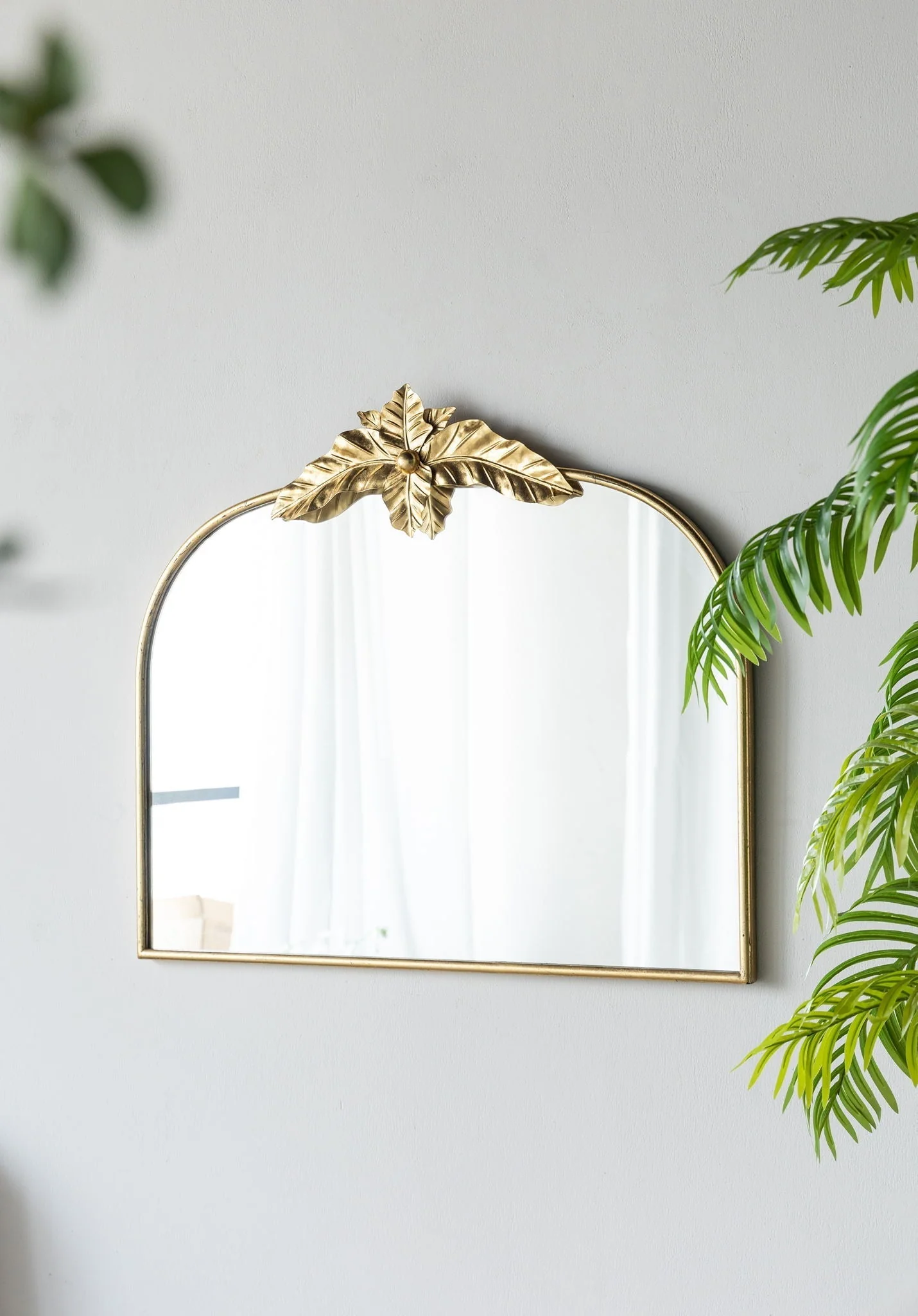 Arched Wall Mirror with Metal Frame - Image 2