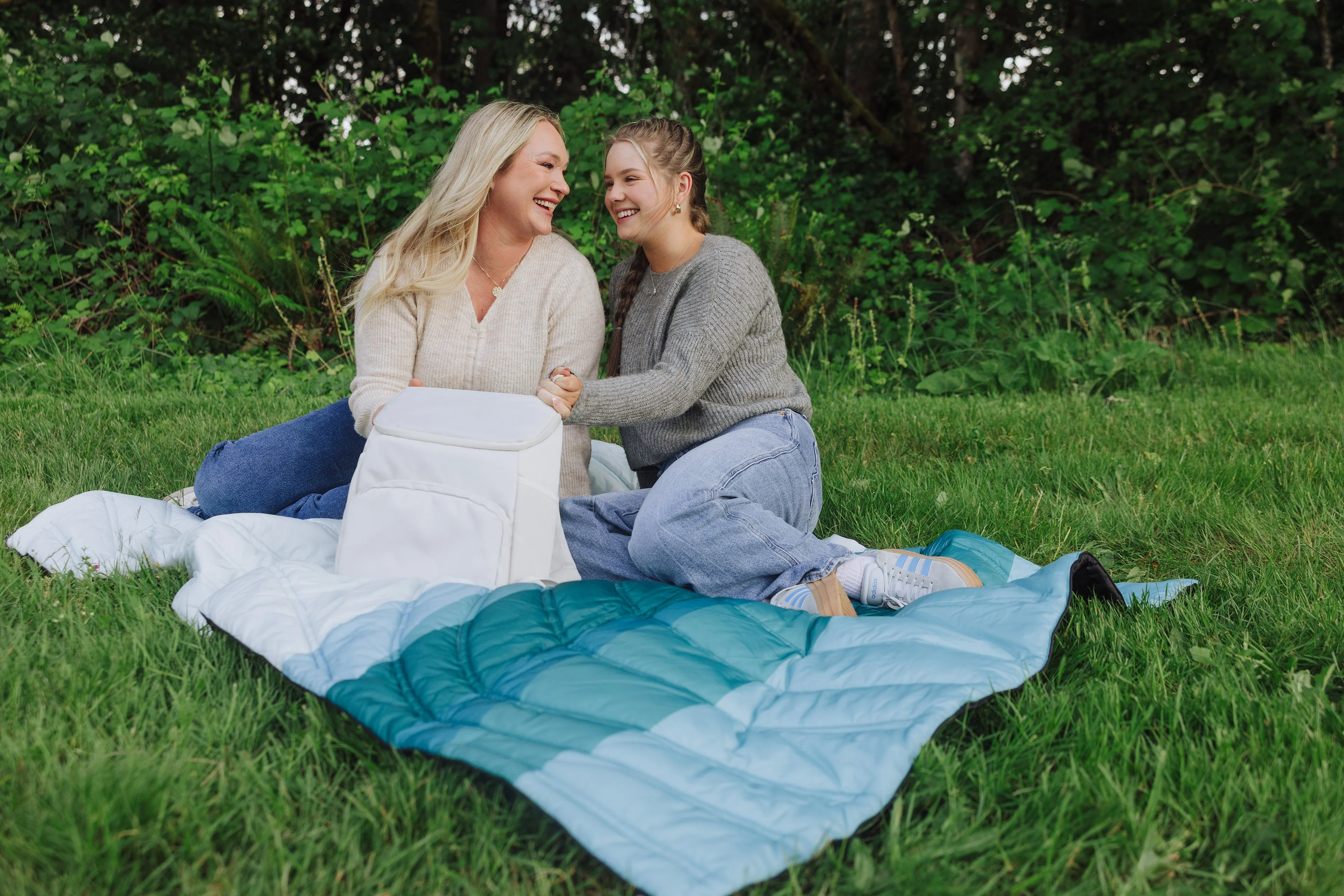 Aura Outdoor Puffer Blanket - Image 14