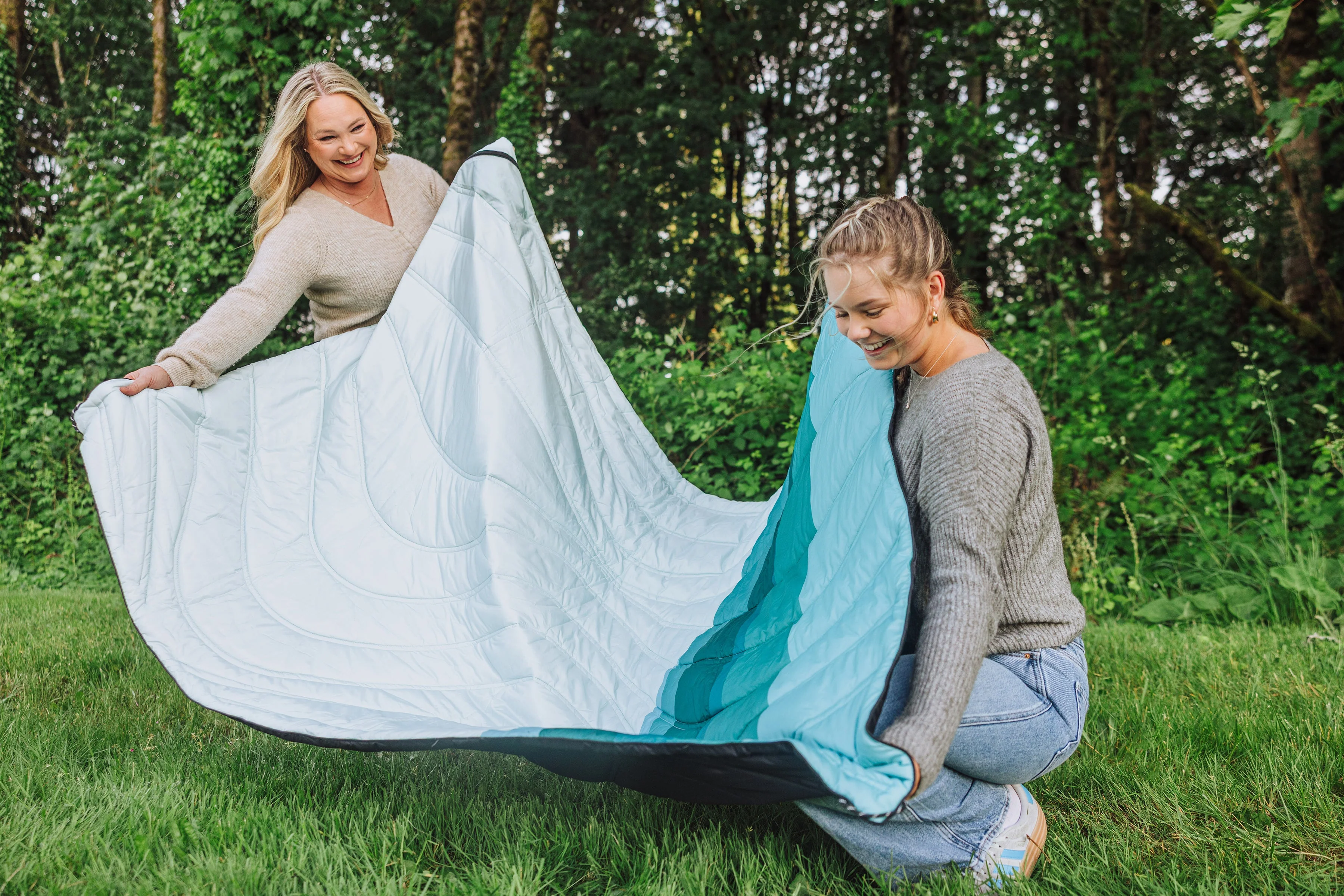 Aura Outdoor Puffer Blanket - Image 17