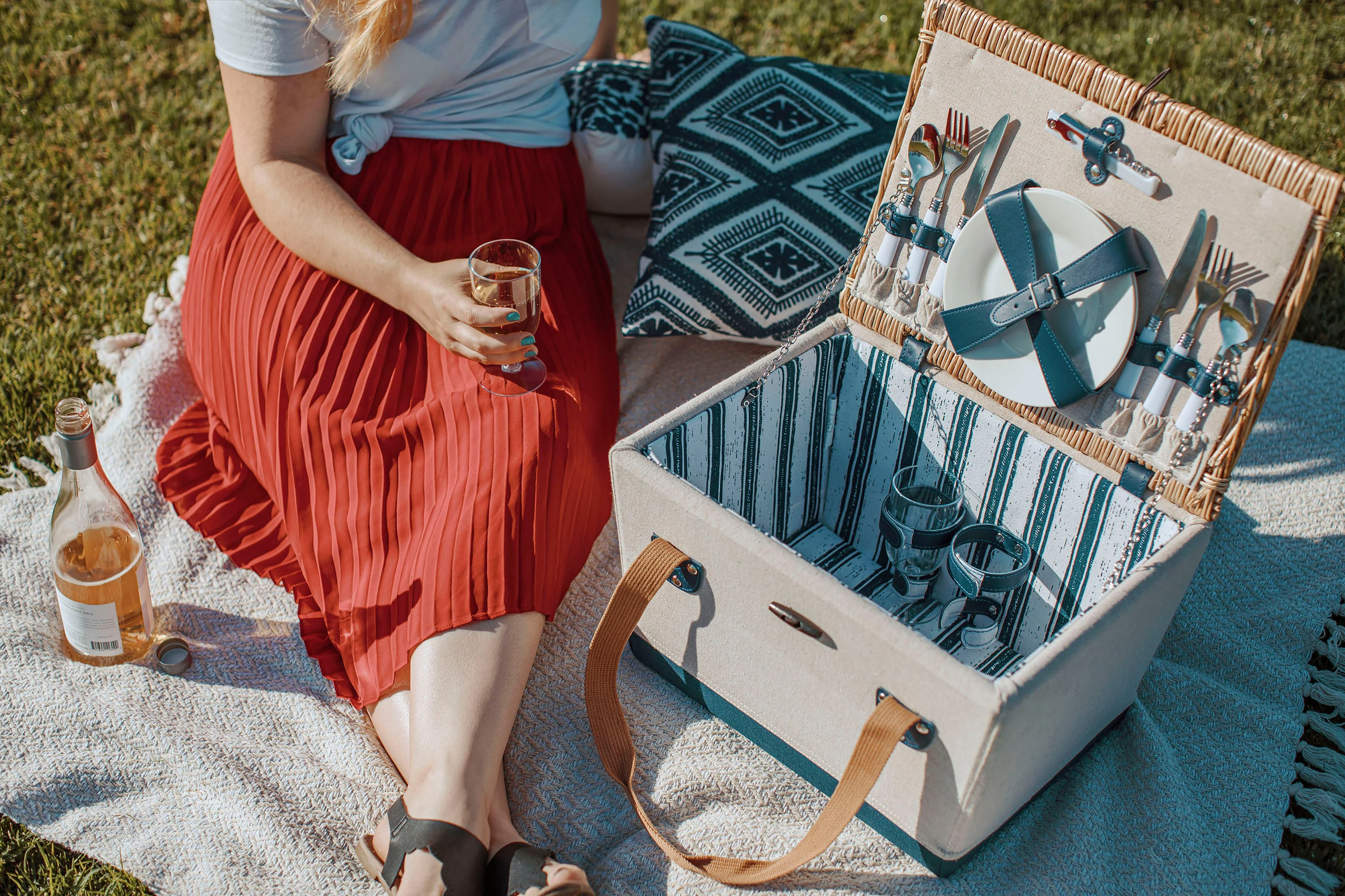 Boardwalk Picnic Basket for 2 - Image 13