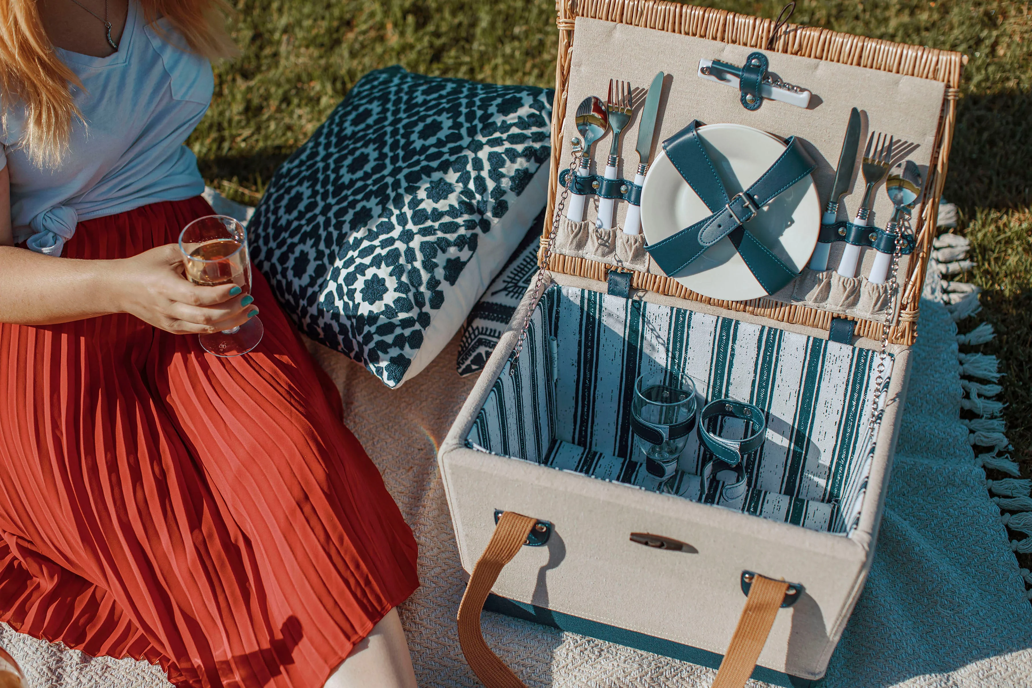 Boardwalk Picnic Basket for 2 - Image 14