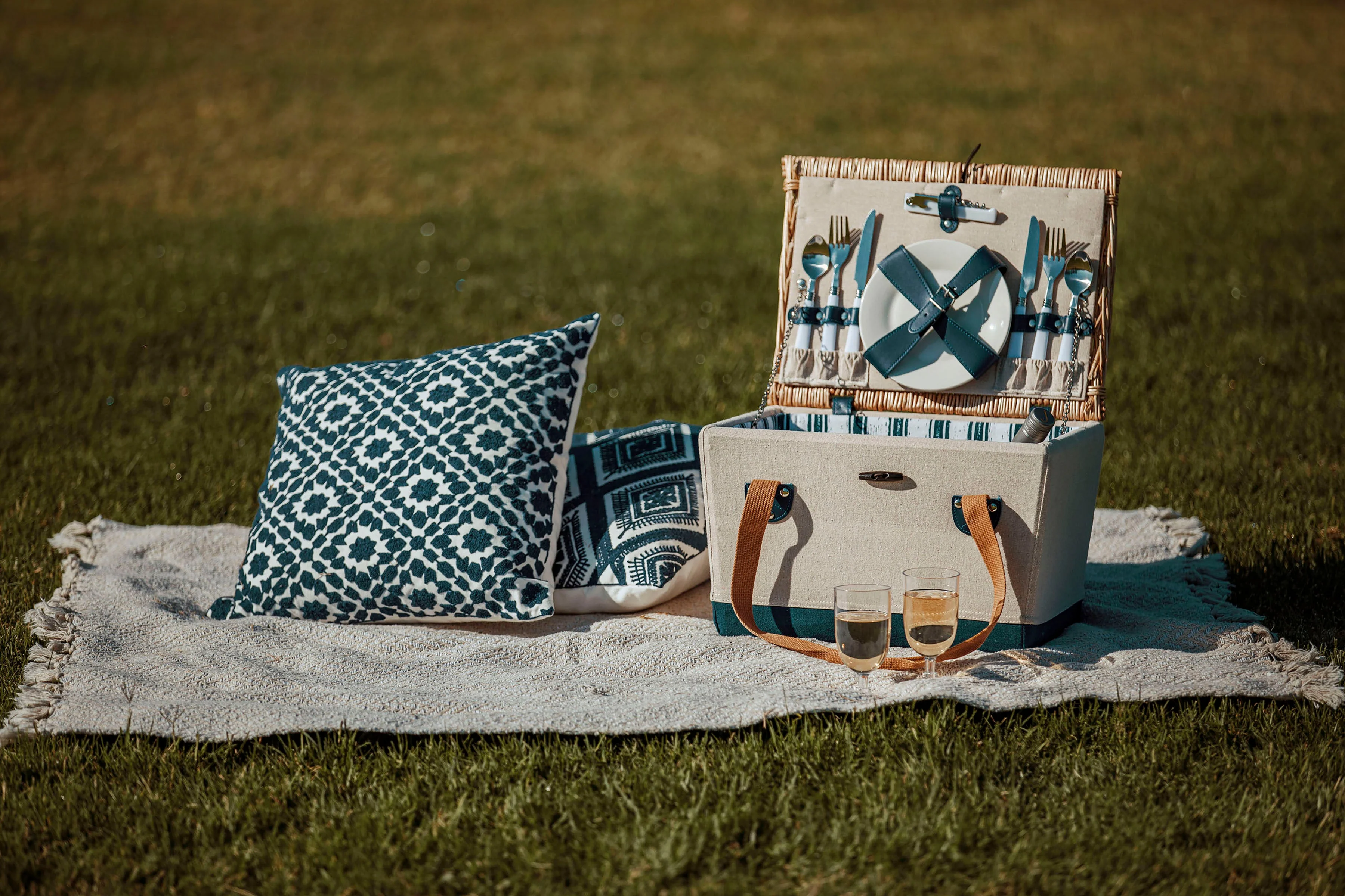 Boardwalk Picnic Basket for 2 - Image 5