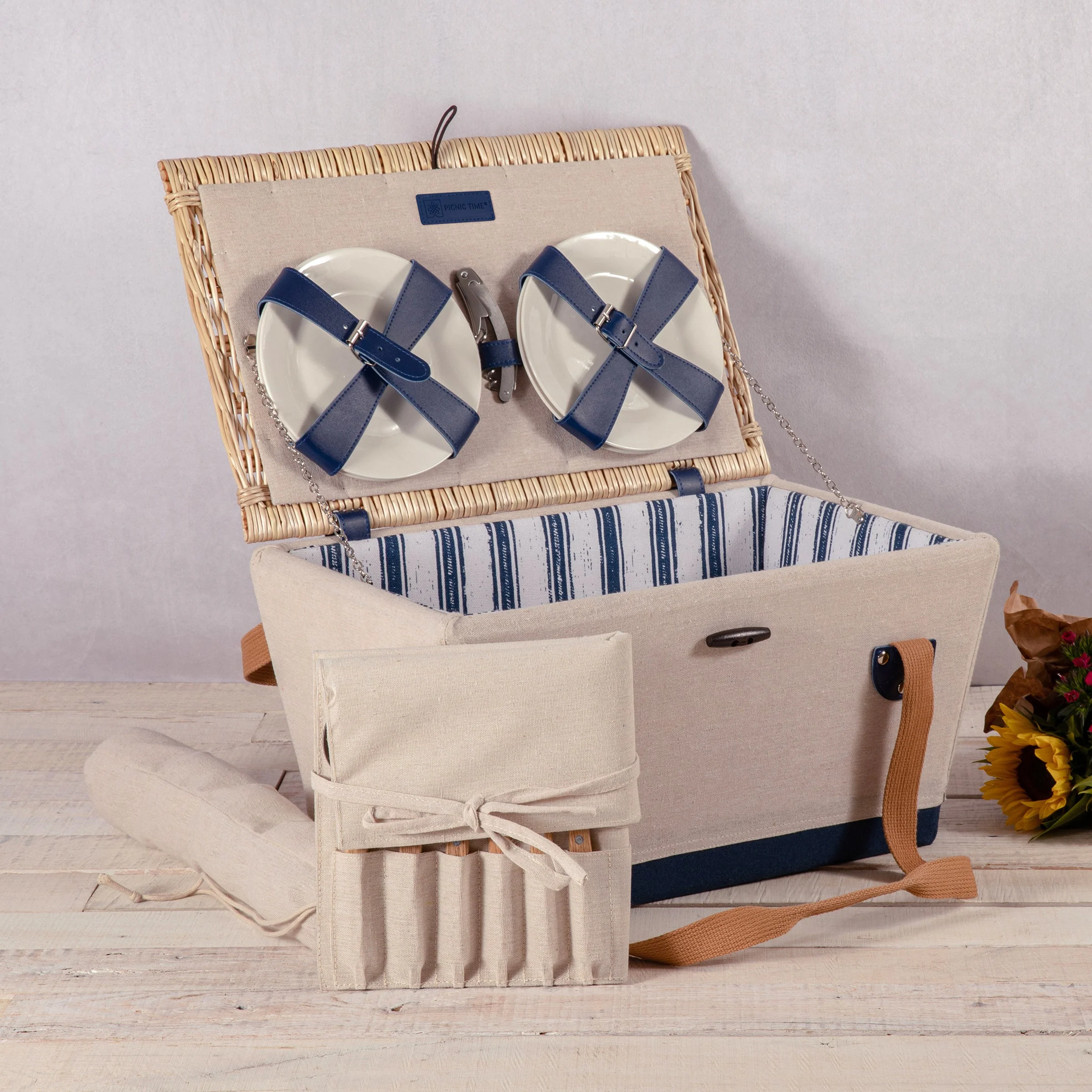 Boardwalk Picnic Basket for 4 - Image 2