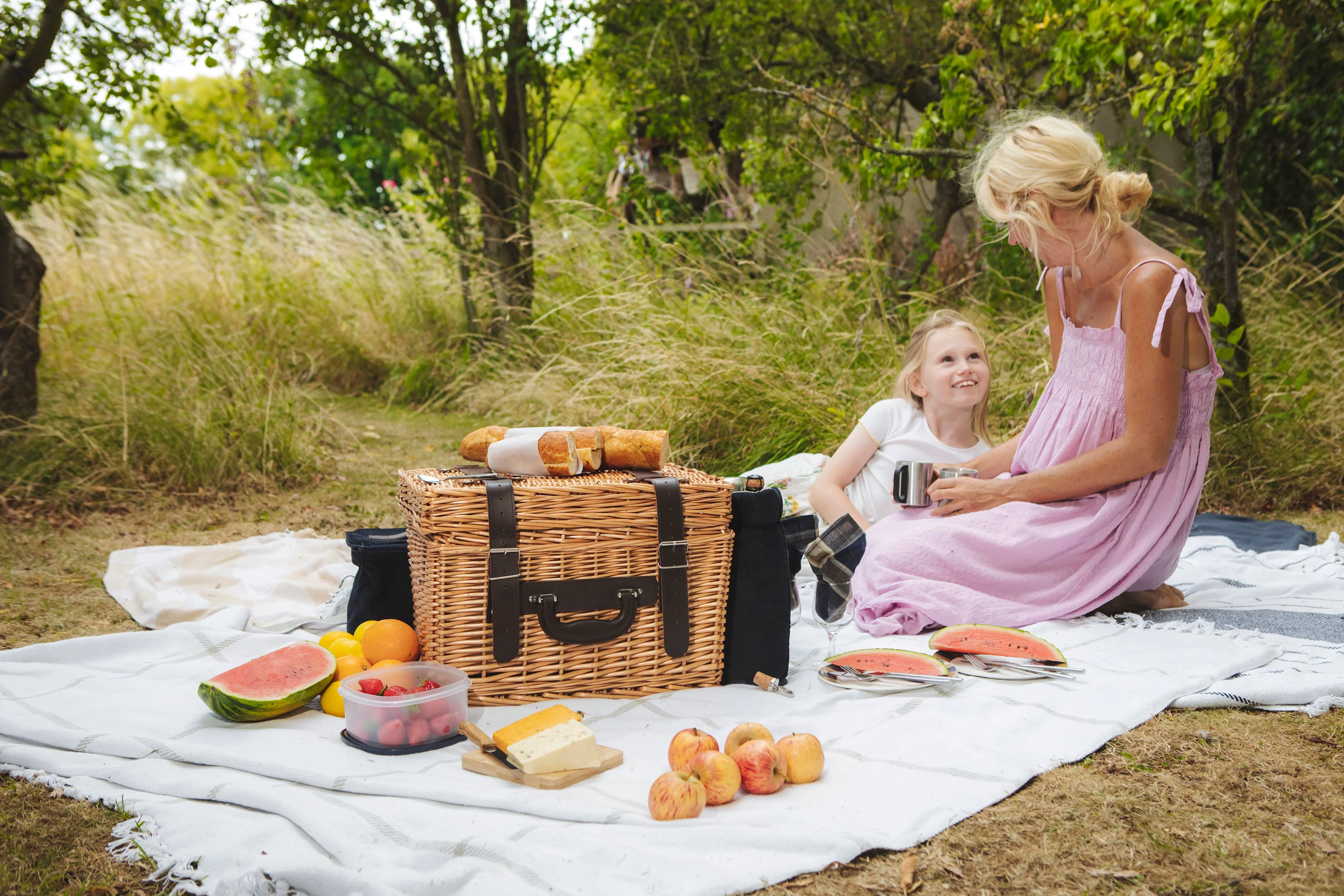 Canterbury Picnic Basket - Image 4