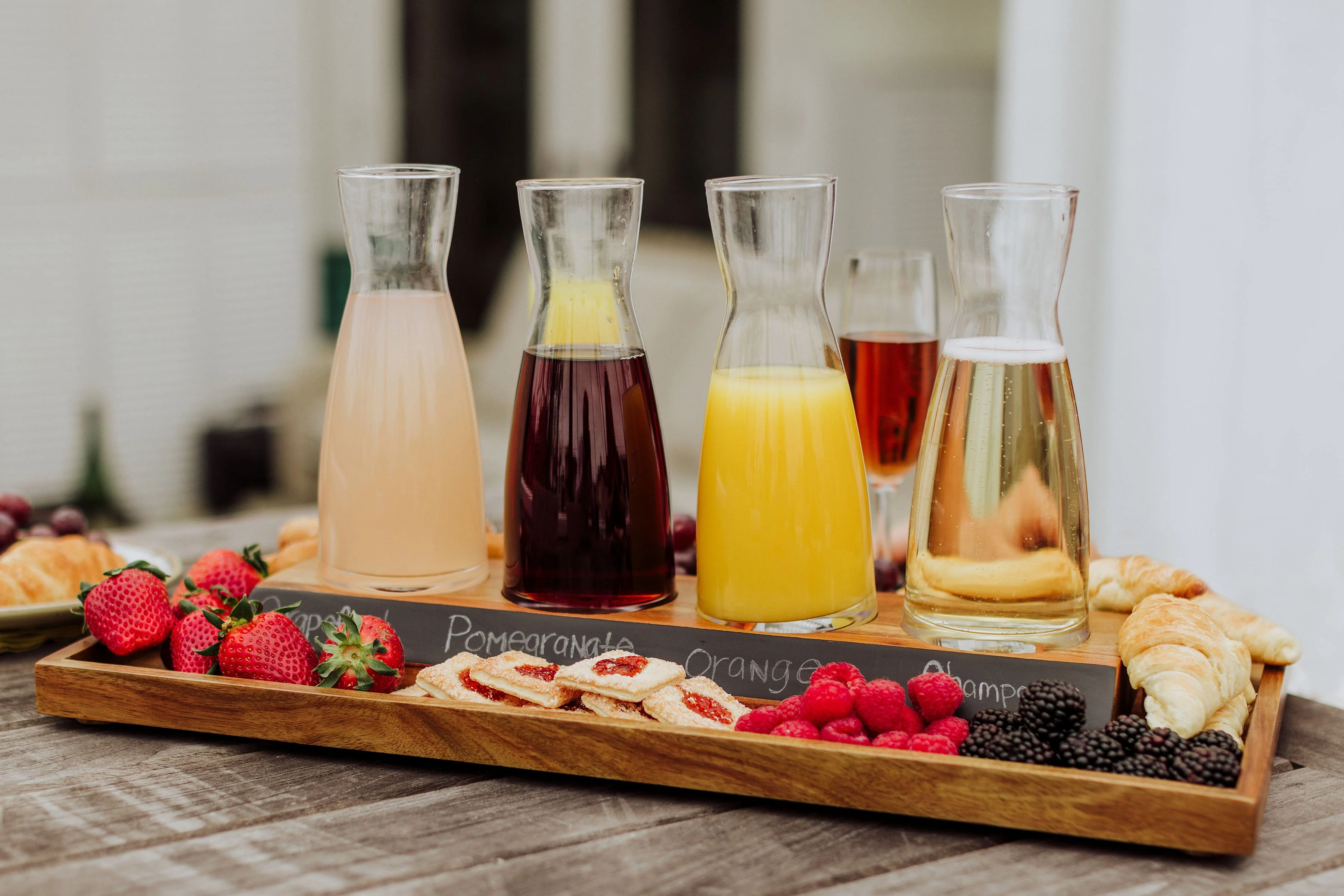 Cava Wine Tasting Kit with 4 Glass Carafes - Image 9