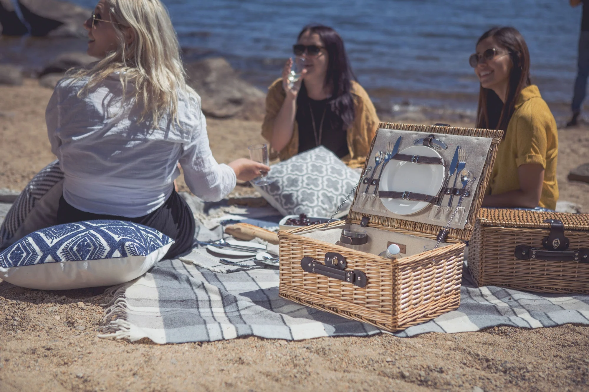 Classic Picnic Basket - Image 4