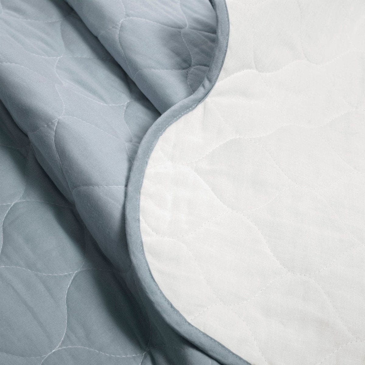 Coastal Chic Scalloped Edge Reversible Quilt 3 Piece Set - Image 4