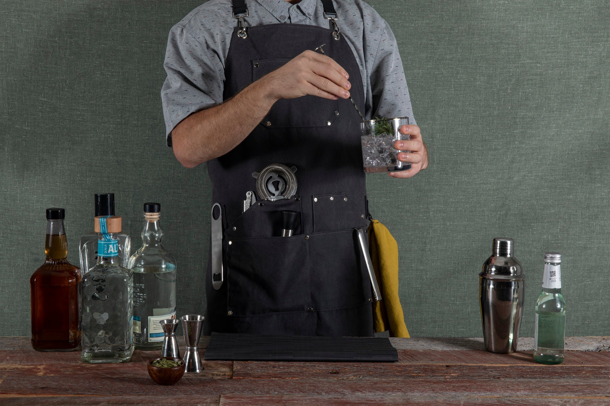 Collins Waxed Canvas Mixologist Apron - Image 4