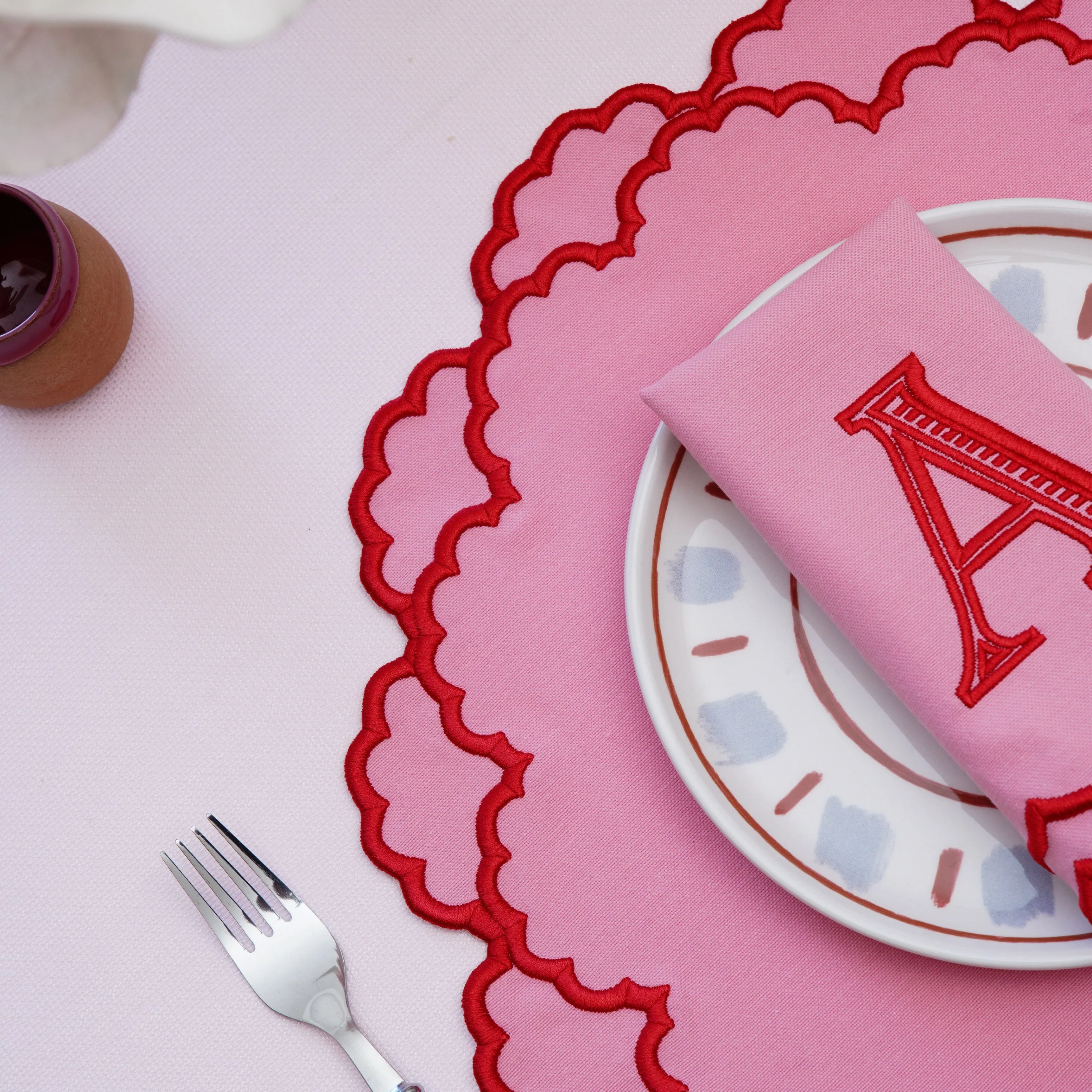 CRESSIDA PINK ROUND FABRIC PLACEMAT & NAPKIN SET - Image 3