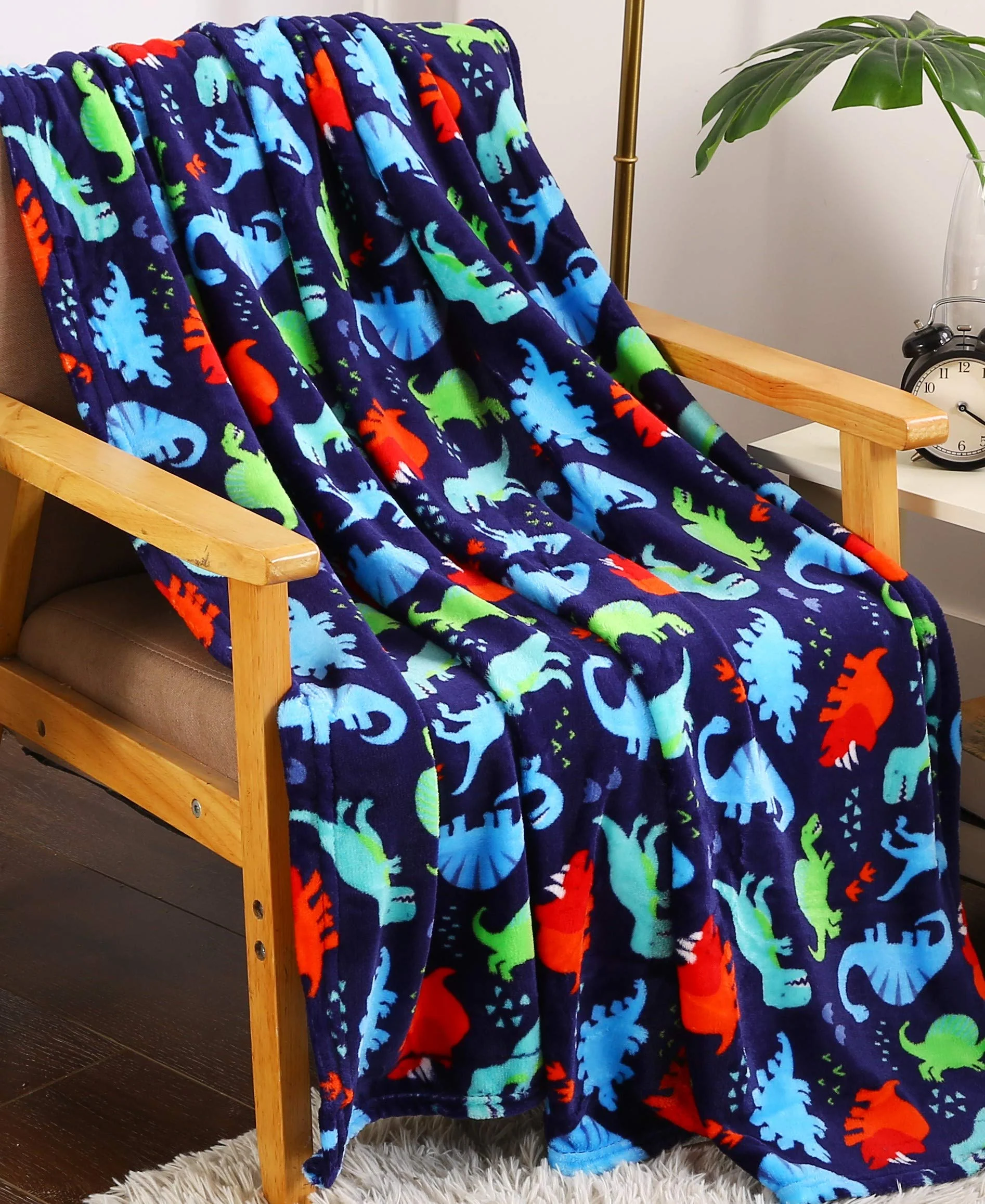 Décor&More Home Essentials Tropical Plush Throw - Image 7