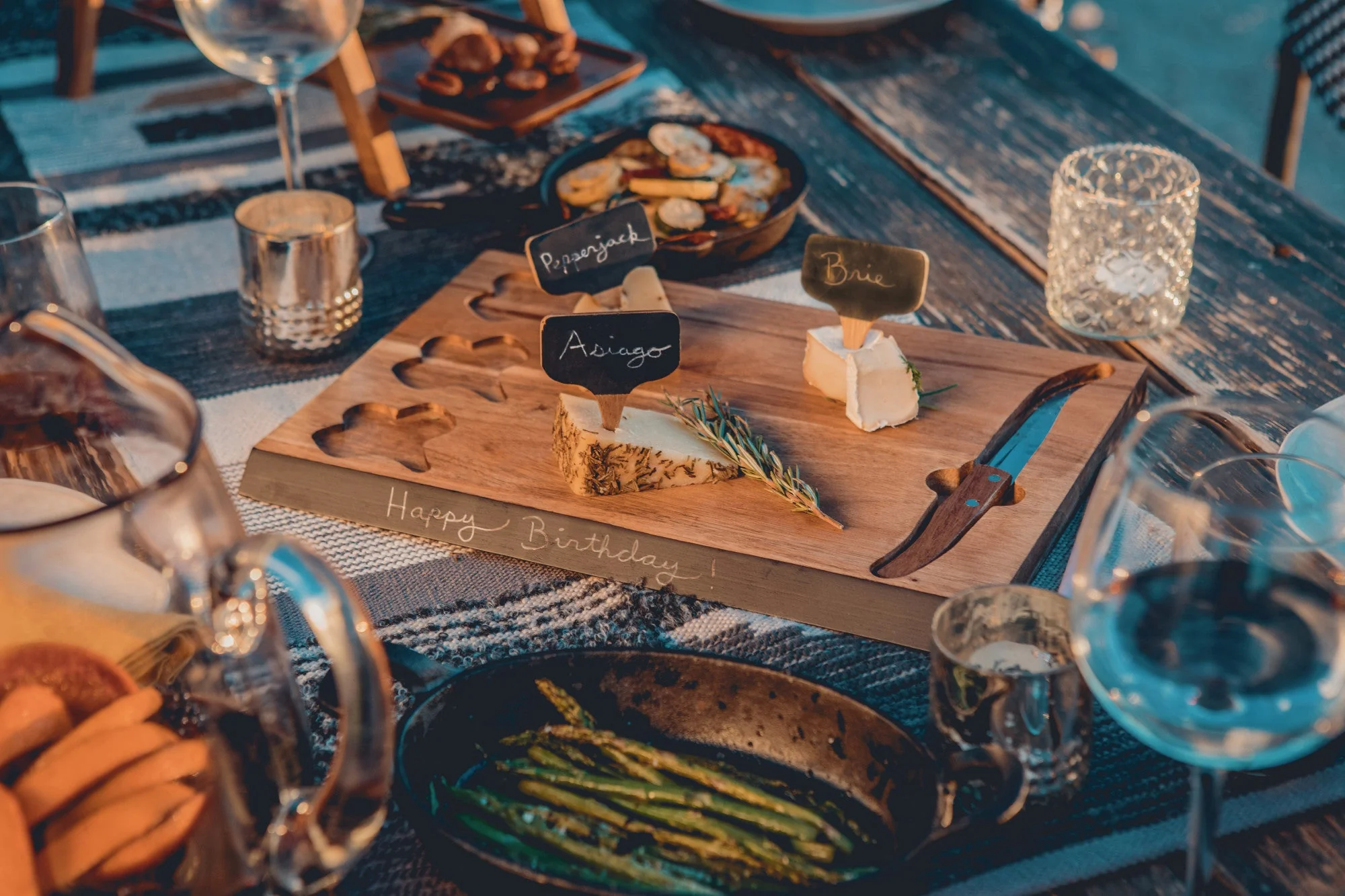 Delio Acacia Cheese Cutting Board & Tools Set - Image 8