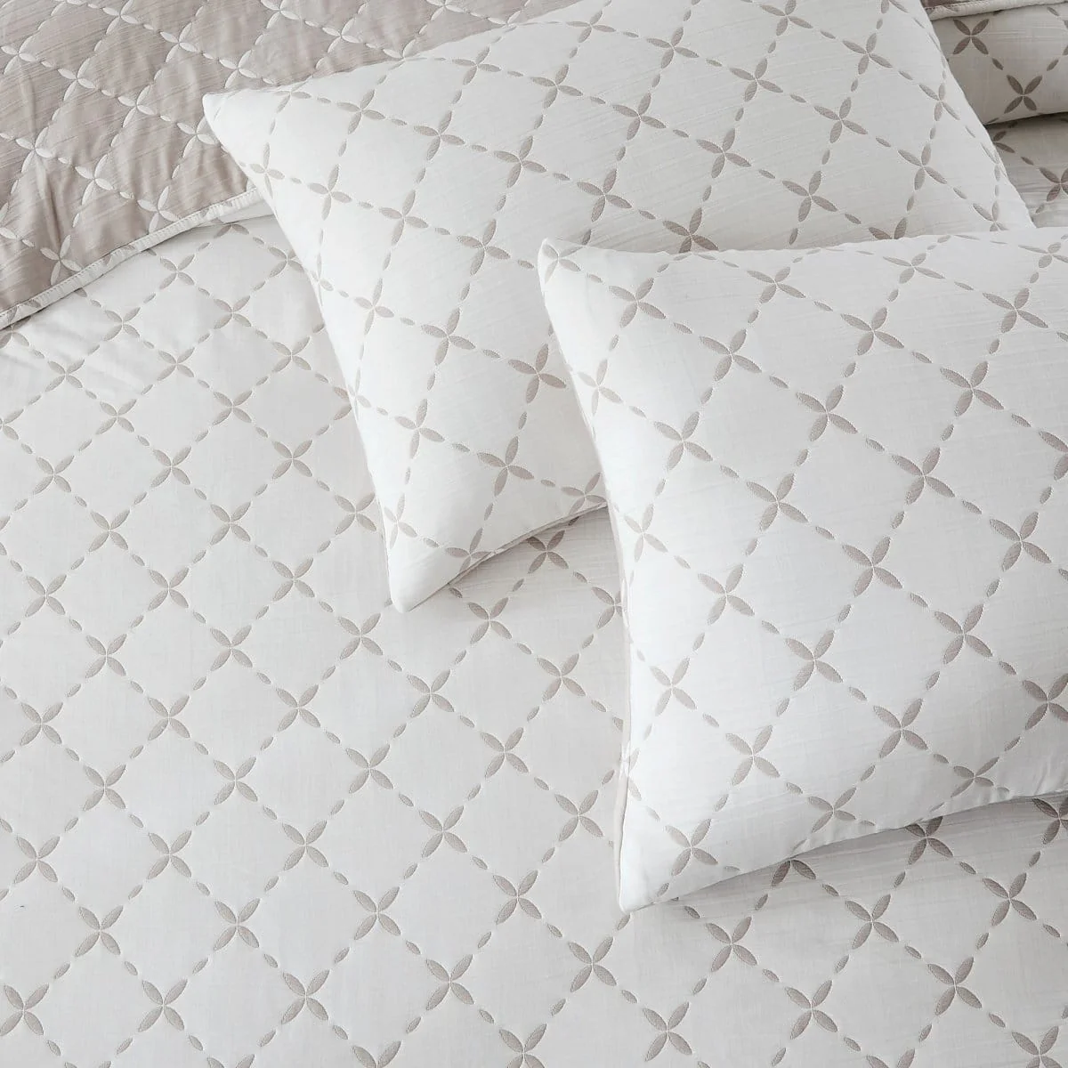 Diamond Leaf Jacquard Reversible Matelasse Coverlet Set - Image 31