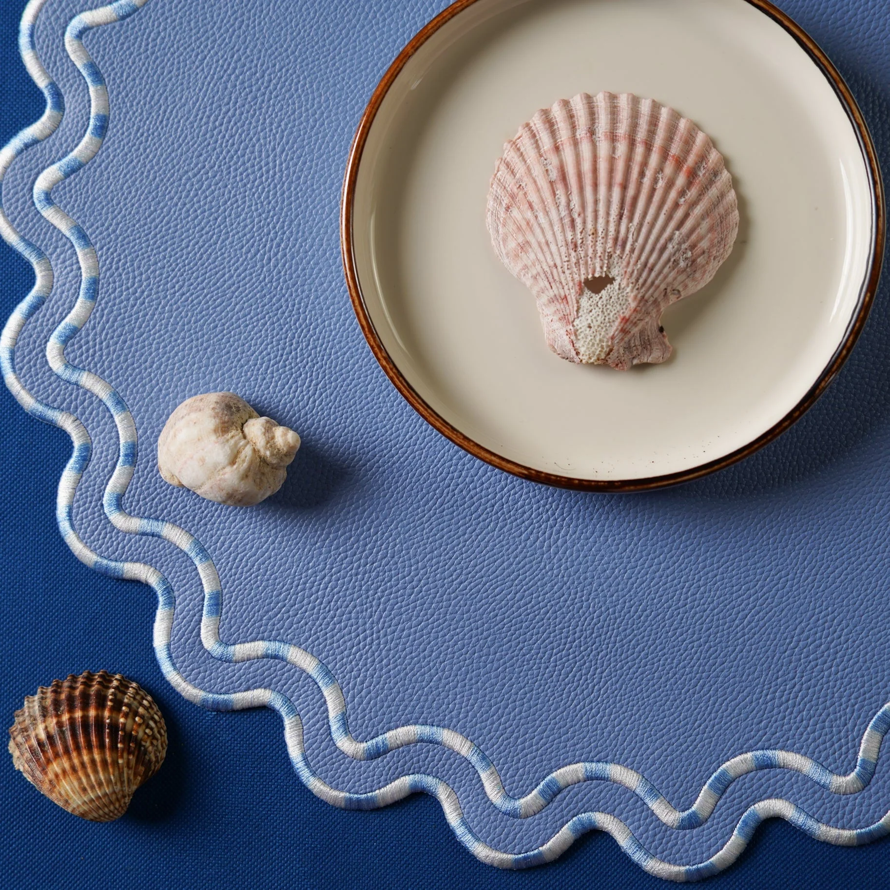 ELYSIAN LIGHT BLUE ROUND FAUX LEATHER PLACEMAT - Image 4