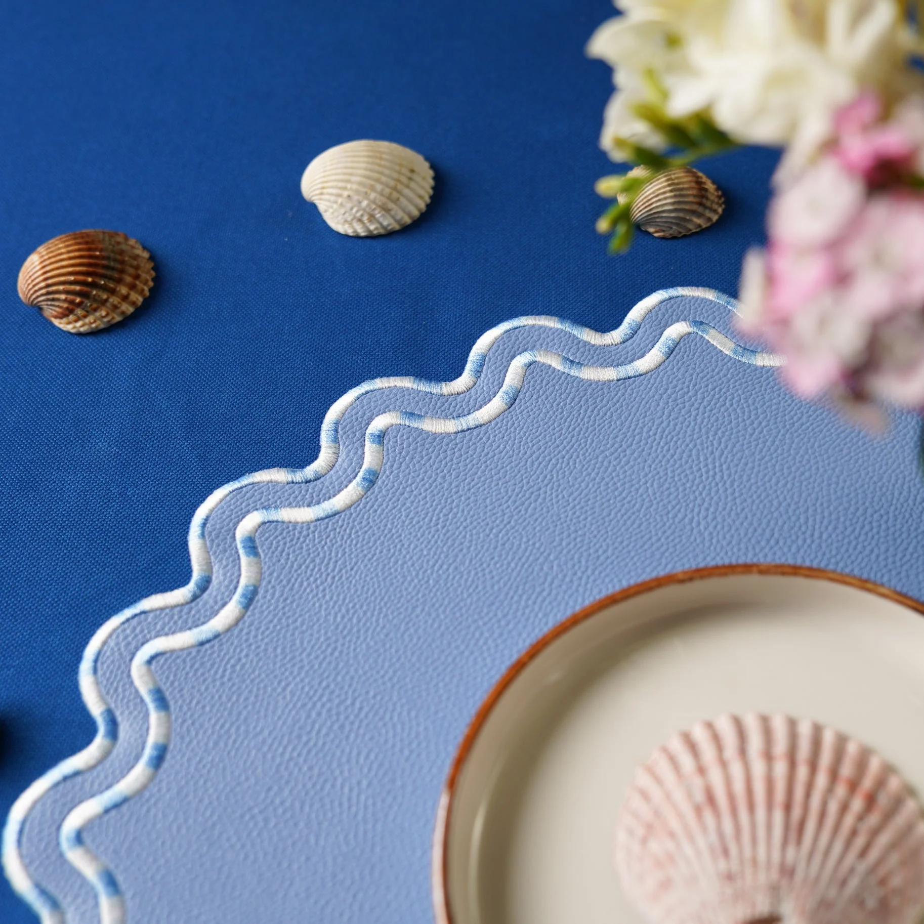 ELYSIAN LIGHT BLUE ROUND FAUX LEATHER PLACEMAT - Image 6