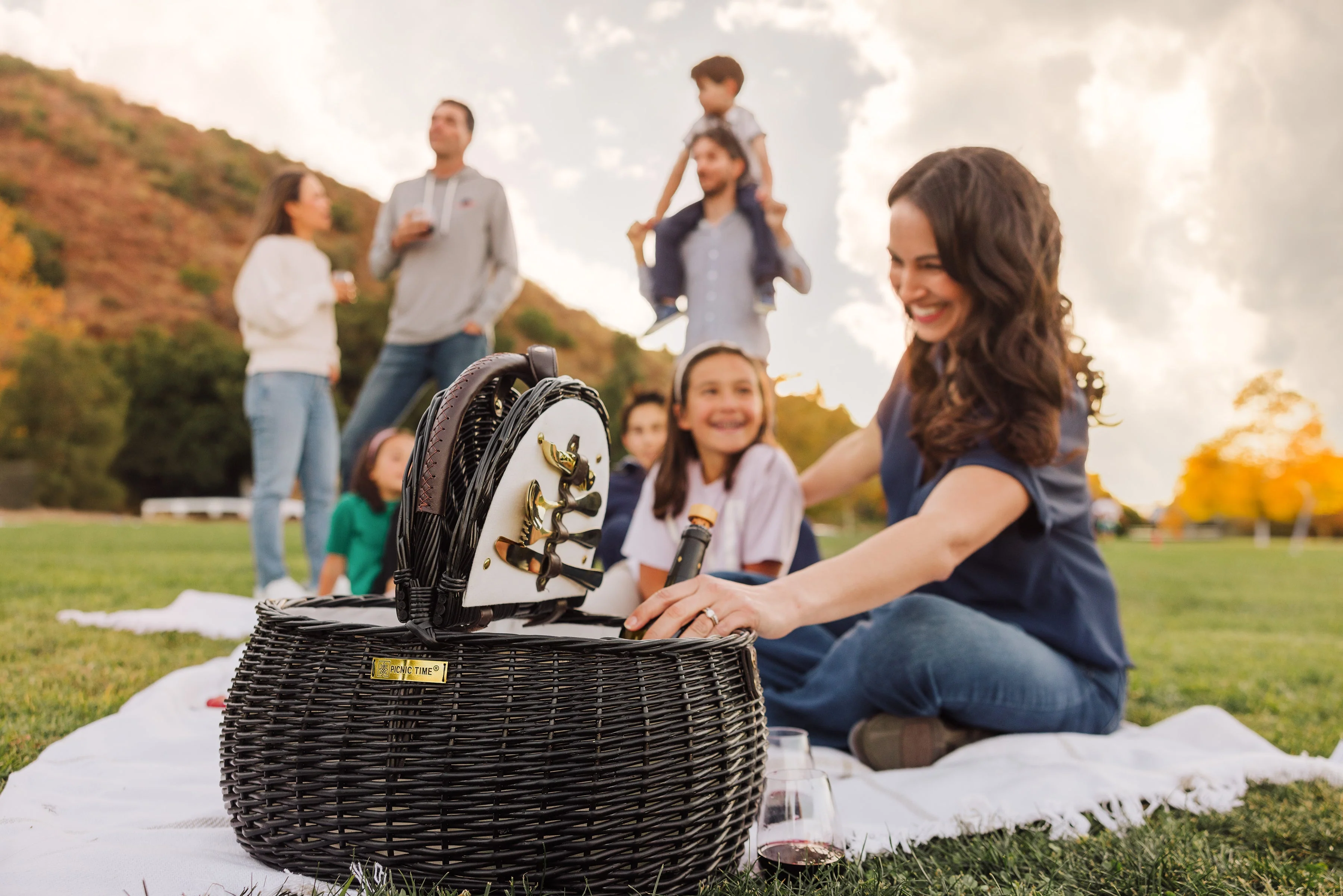 Evening Picnic Basket with Service for Two - Image 4