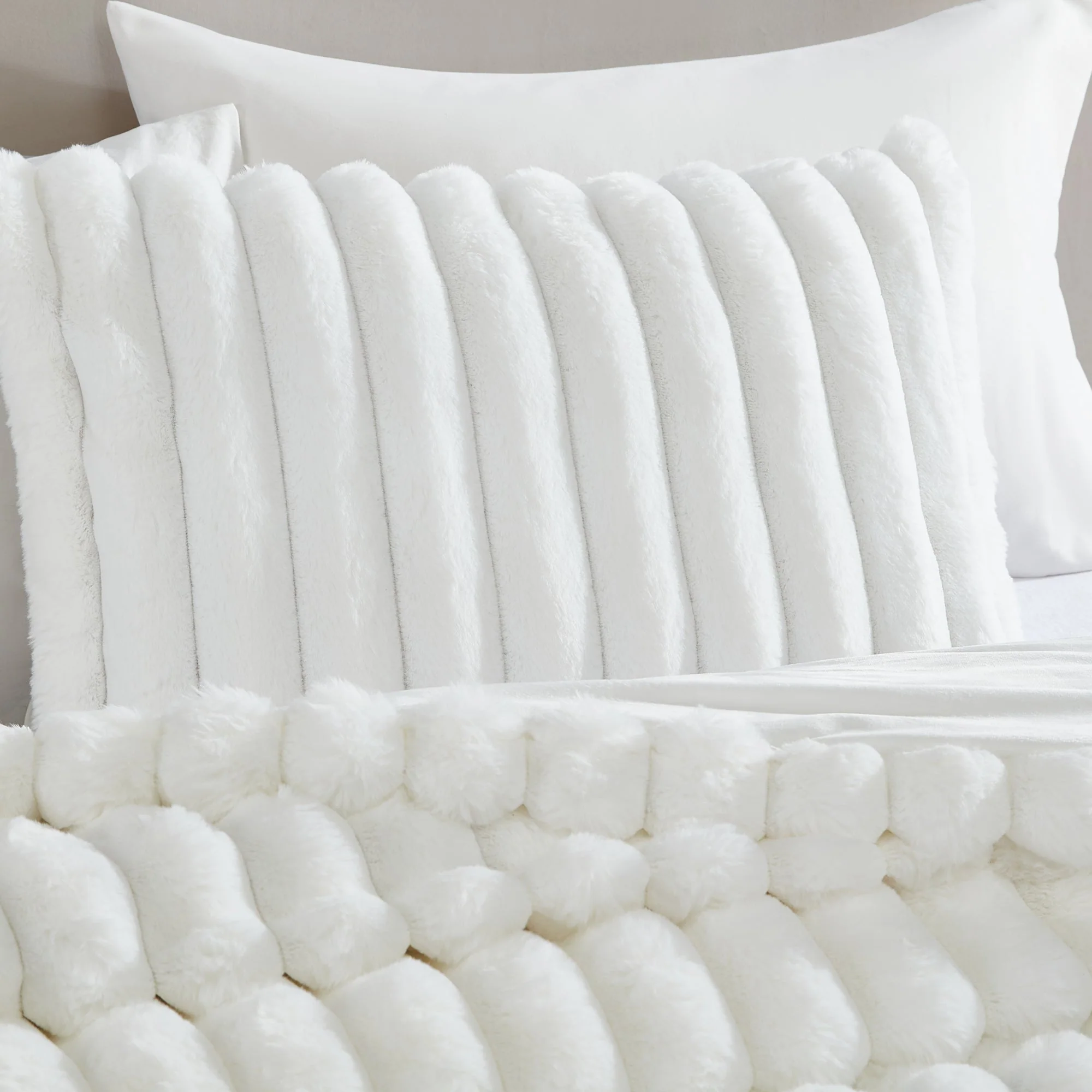 Everett 4-Piece White Micro Mink King Bedding Ensemble - Image 2