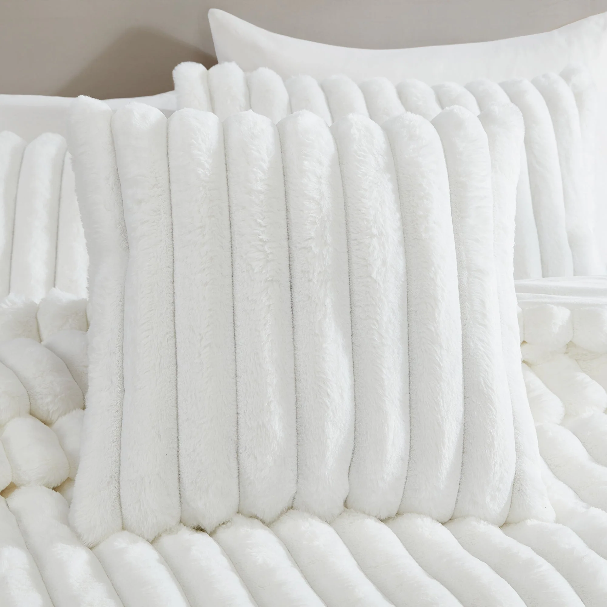 Everett 4-Piece White Micro Mink King Bedding Ensemble - Image 3