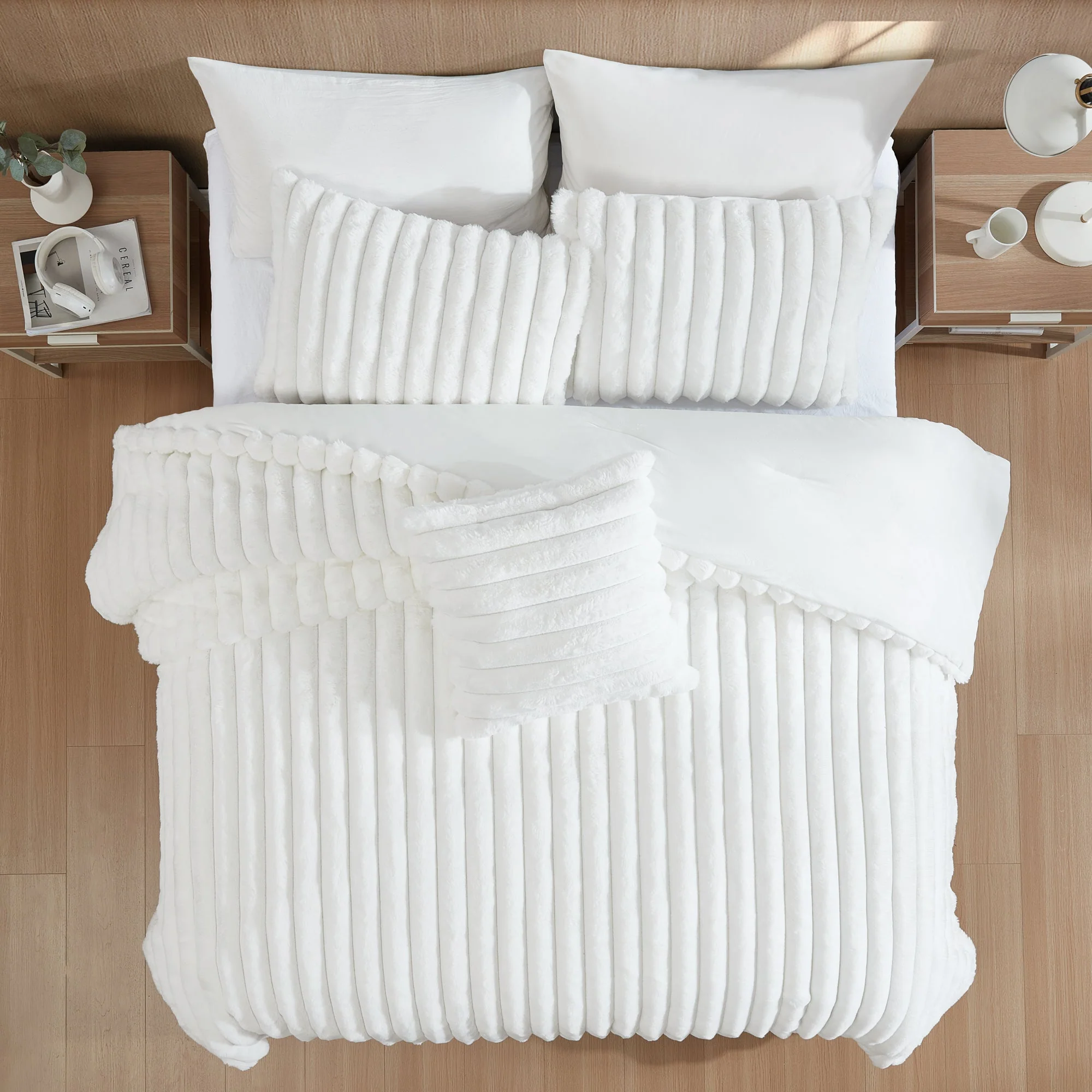 Everett 4-Piece White Micro Mink King Bedding Ensemble - Image 4