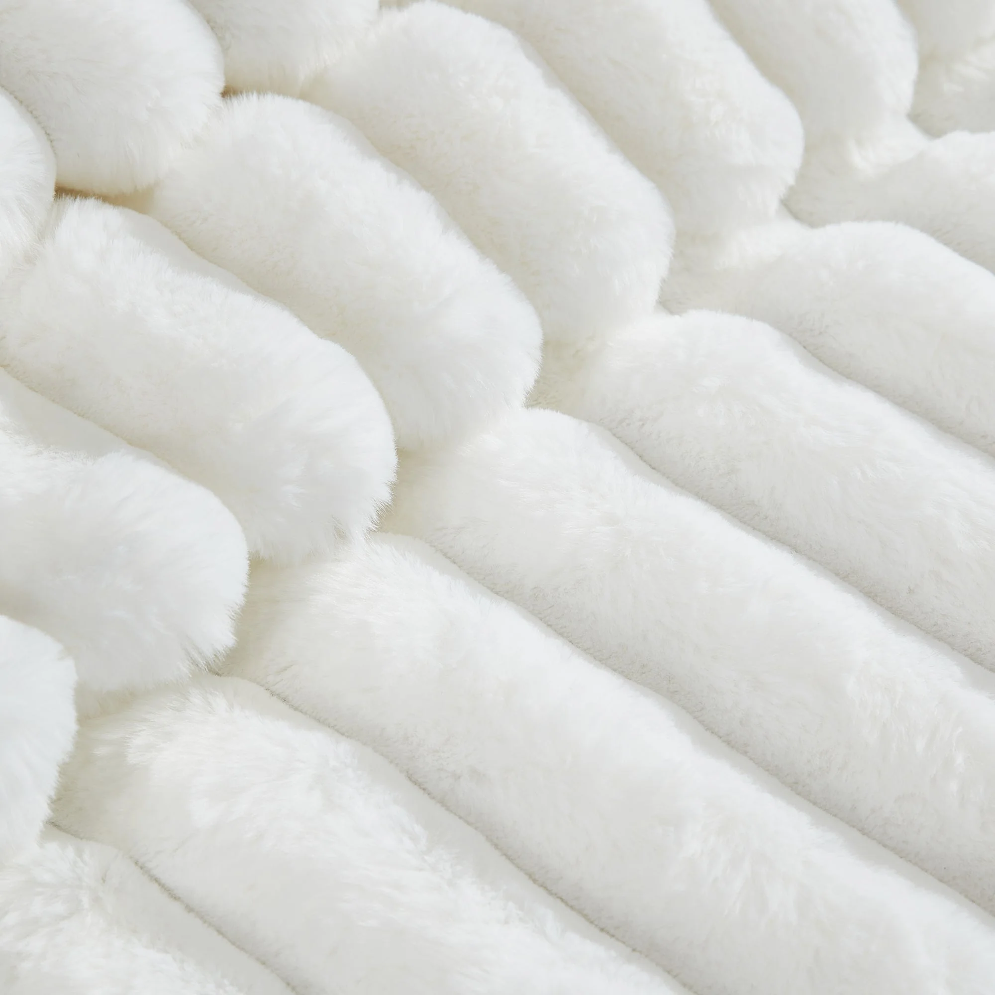Everett 4-Piece White Micro Mink King Bedding Ensemble - Image 5