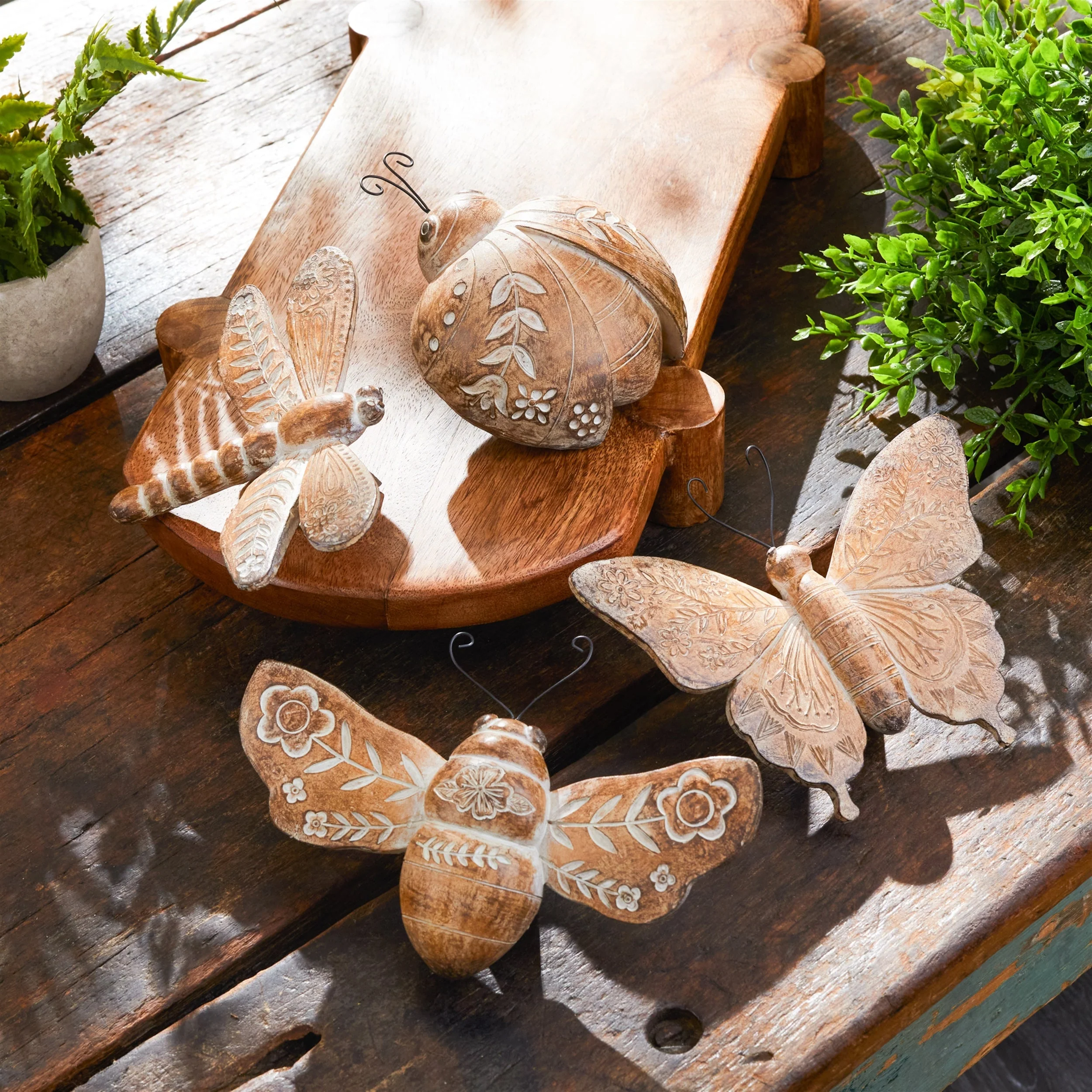Floral etched insect shelf sitter (set of 4) - Image 2