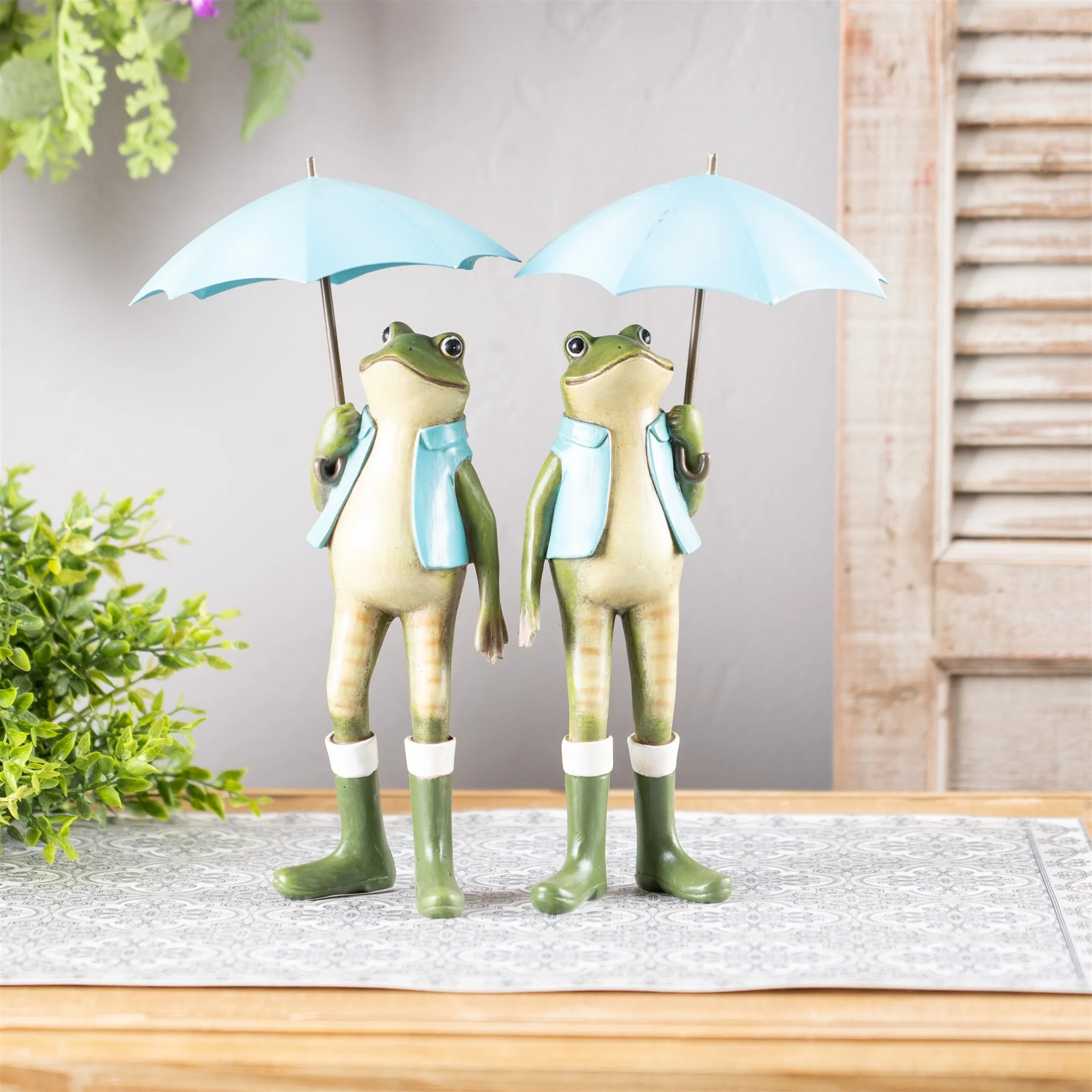 Garden frog with umbrella and rainboot accent (set of 2) - Image 4