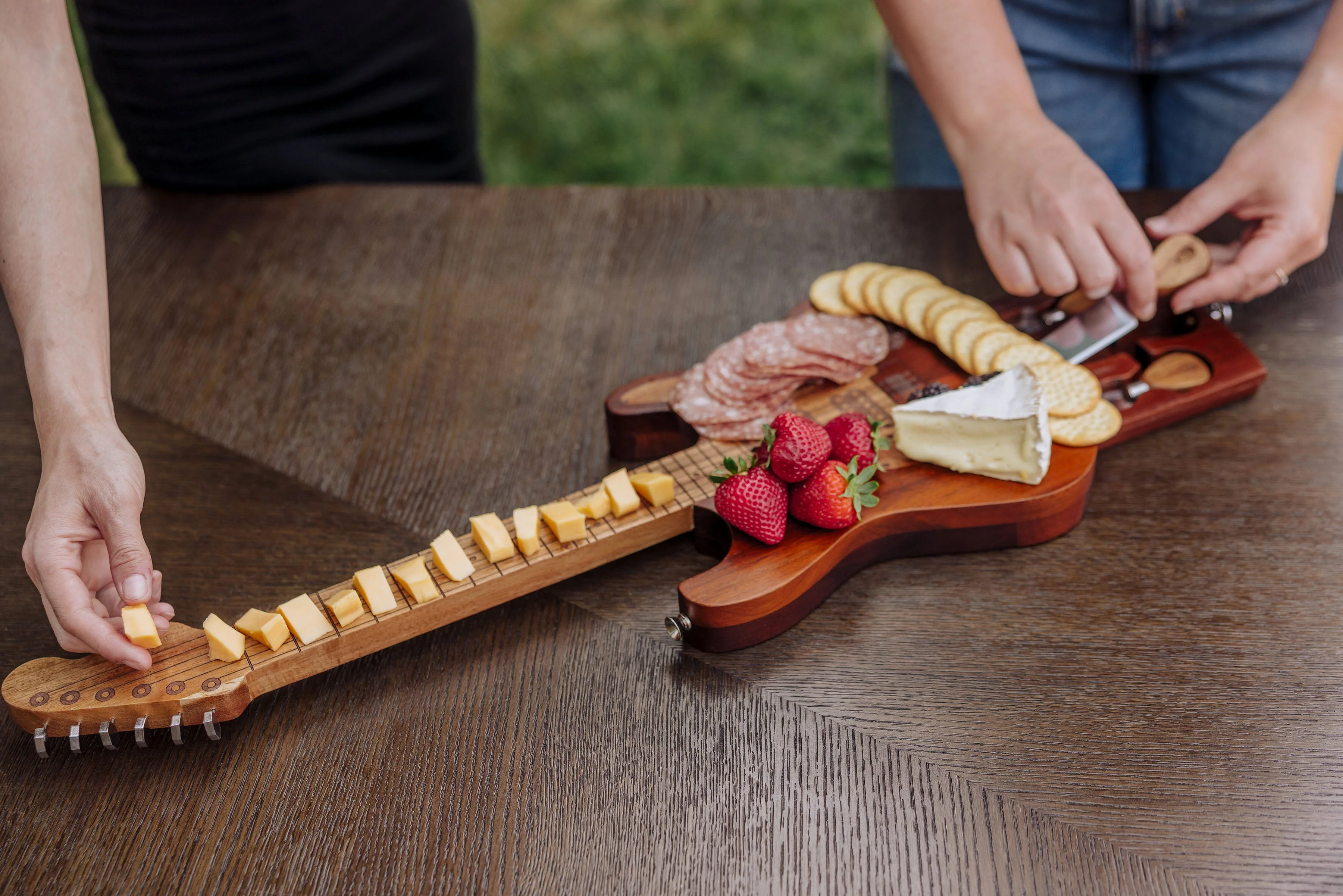 Guitar Legend Cheese Board & Tools Set - Image 11