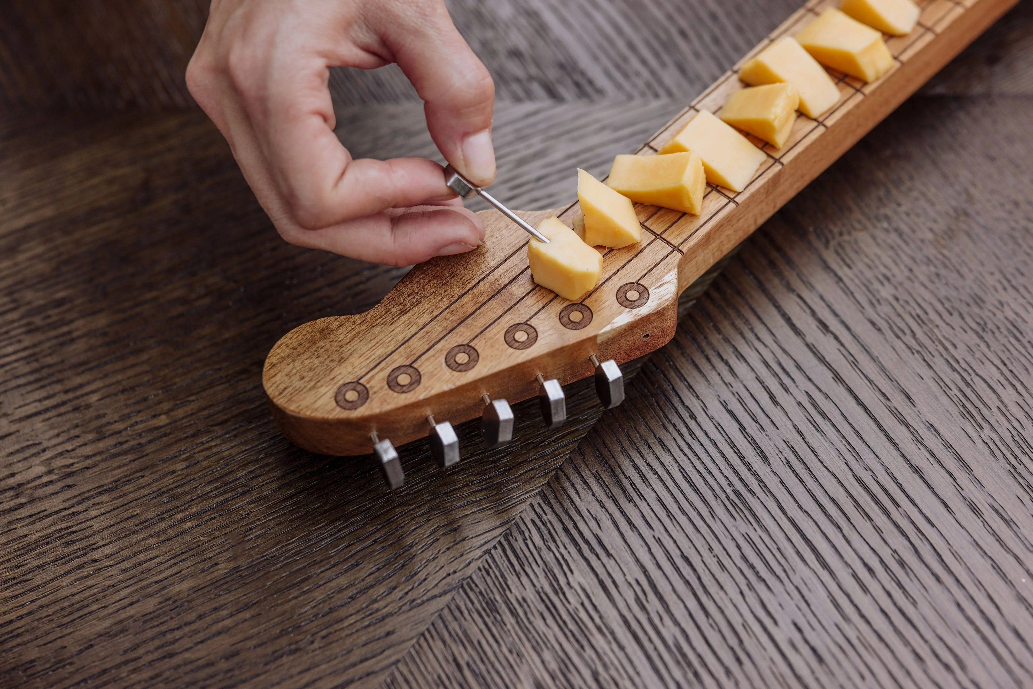 Guitar Legend Cheese Board & Tools Set - Image 12