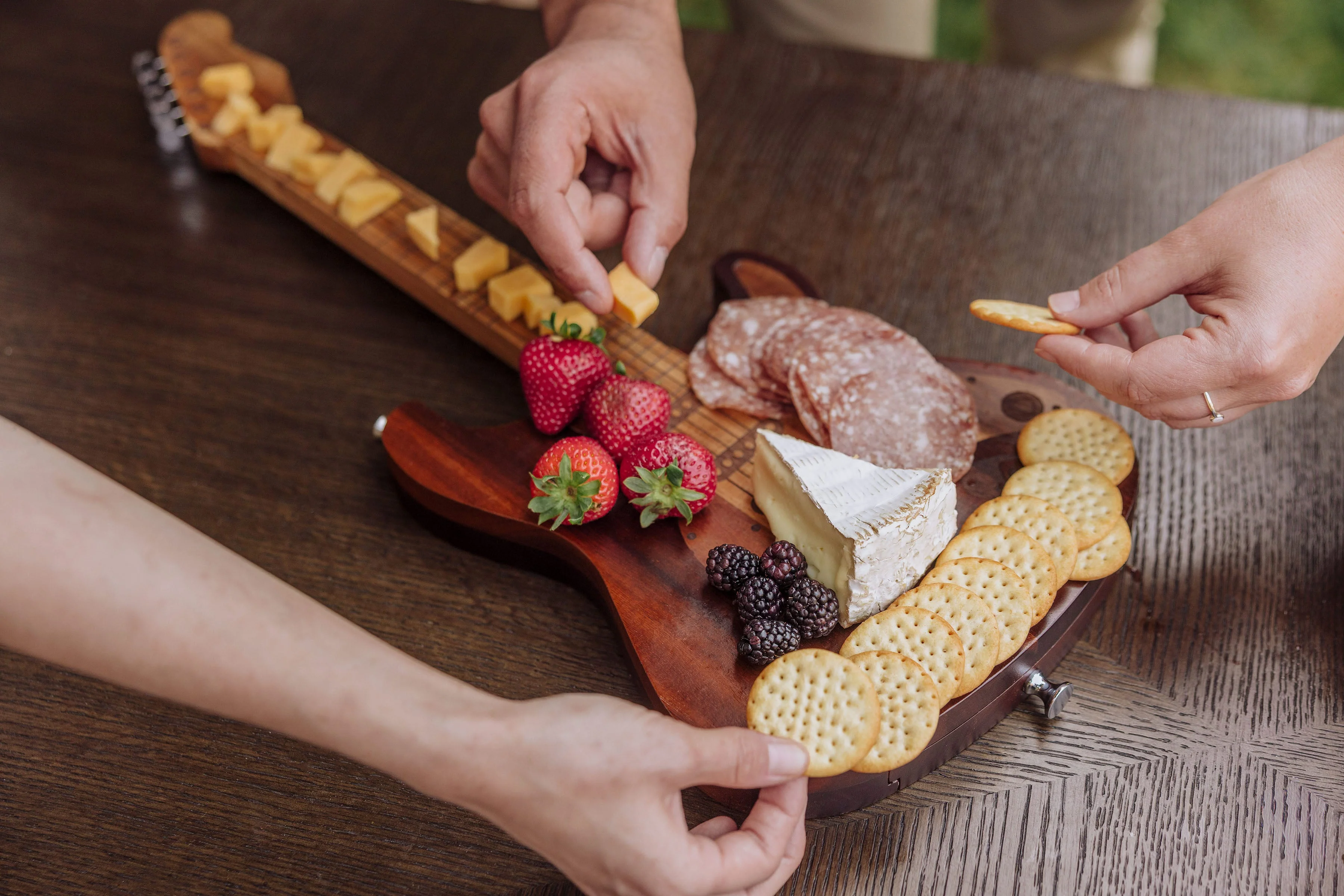 Guitar Legend Cheese Board & Tools Set - Image 13