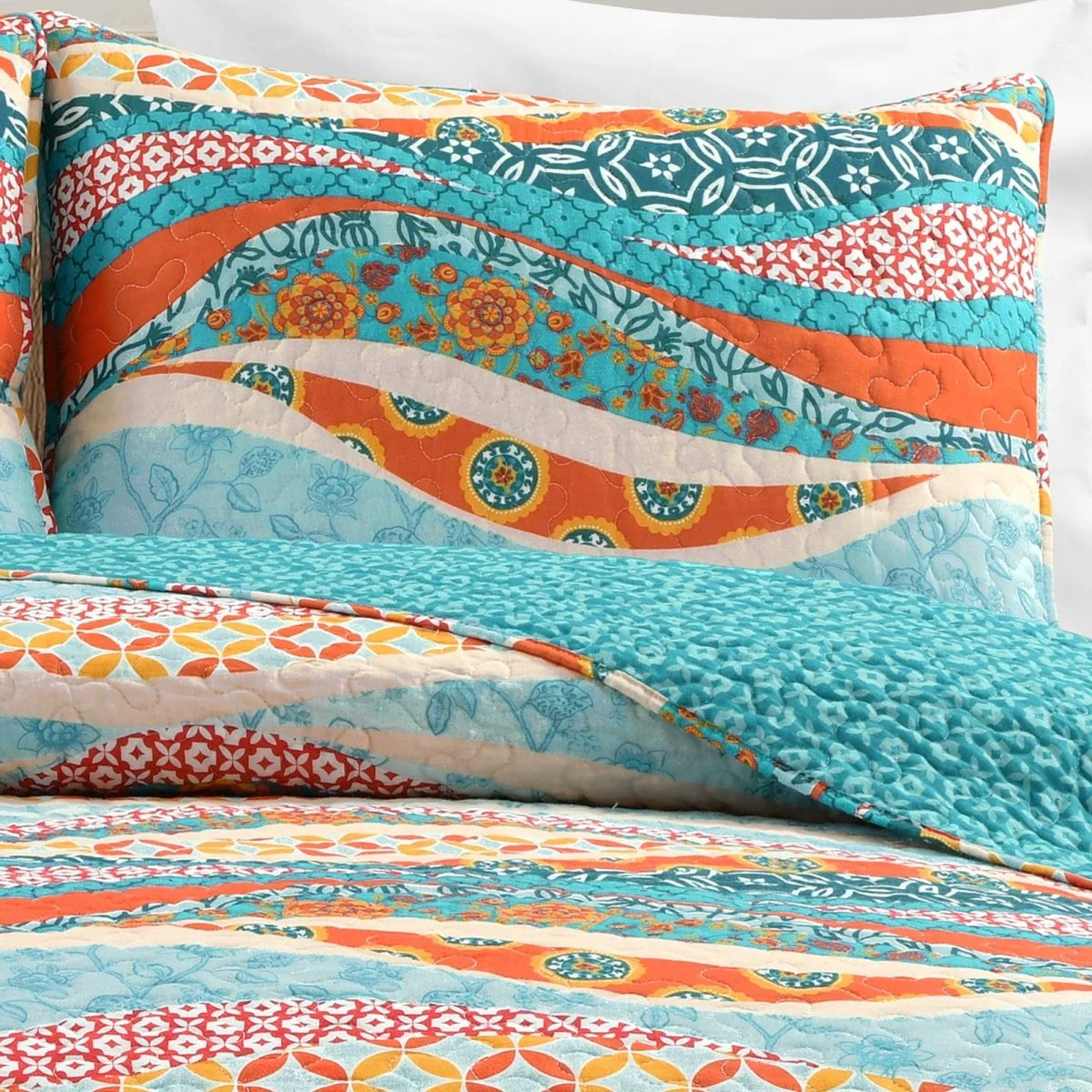 Hailey Watercolor Wave Reversible Cotton Quilt 3 Piece Set - Image 3