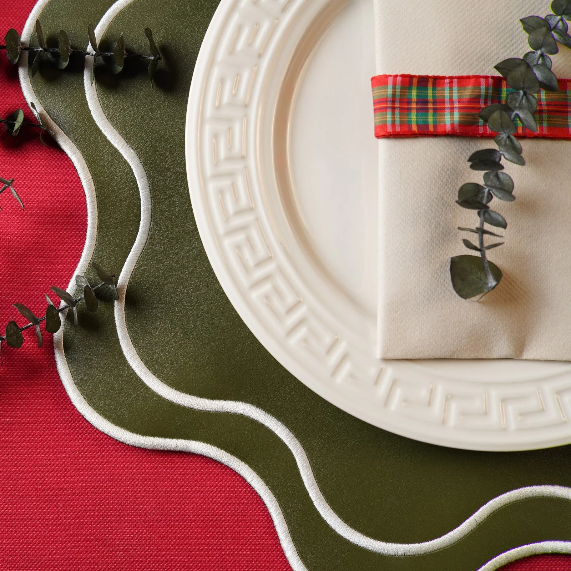 HAVEN DARK GREEN WAVY EDGE FAUX LEATHER PLACEMAT - Image 4