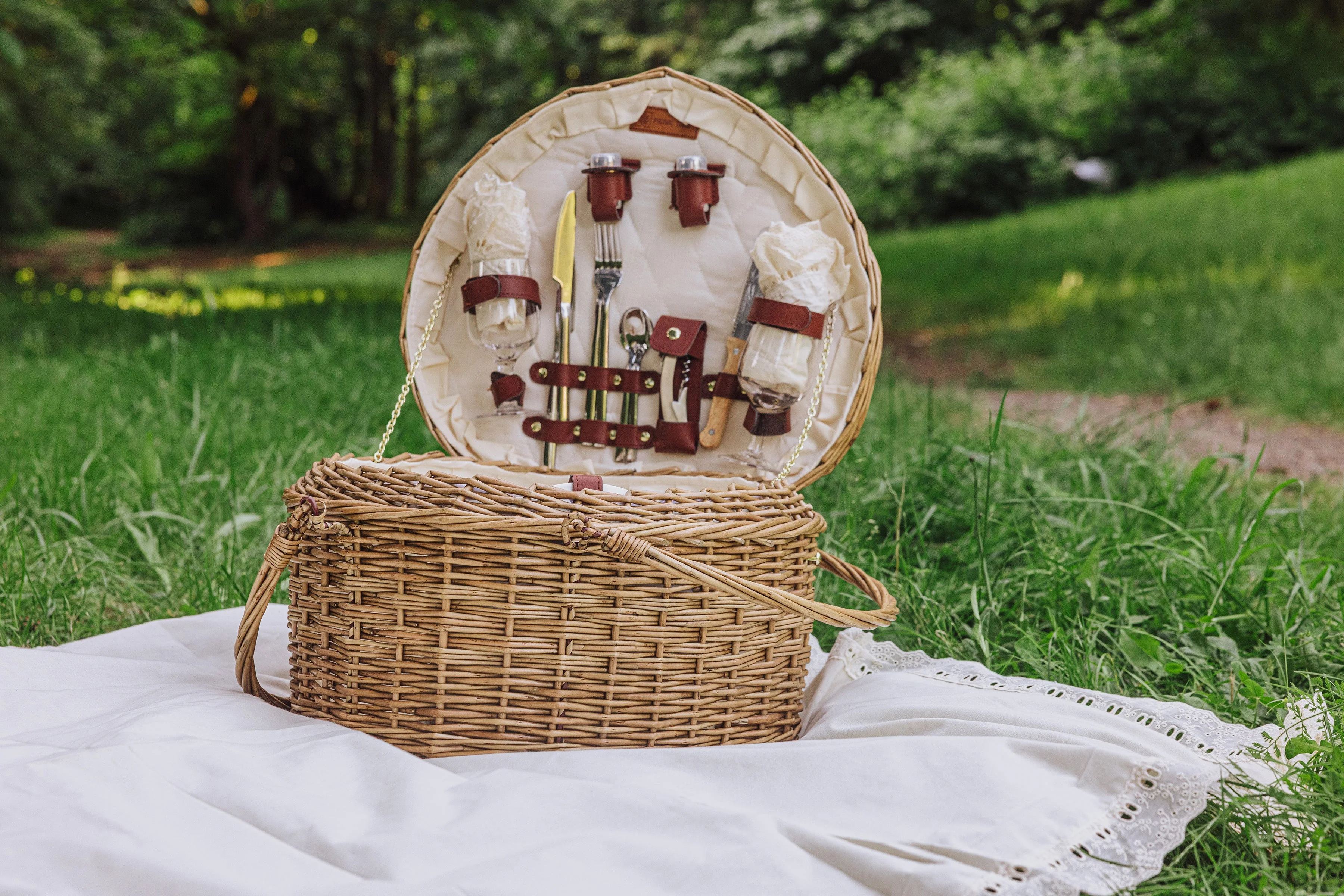 Heart Picnic Basket - Image 18
