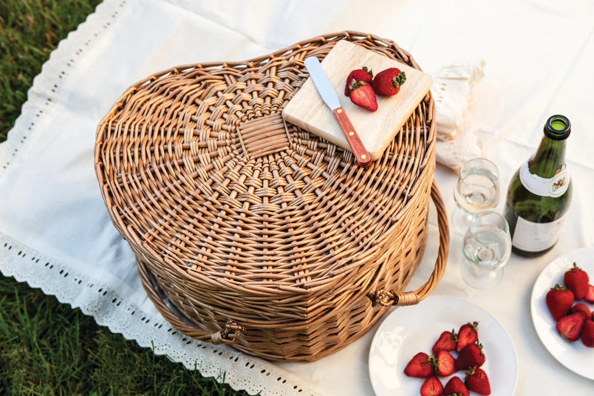 Heart Picnic Basket - Image 9