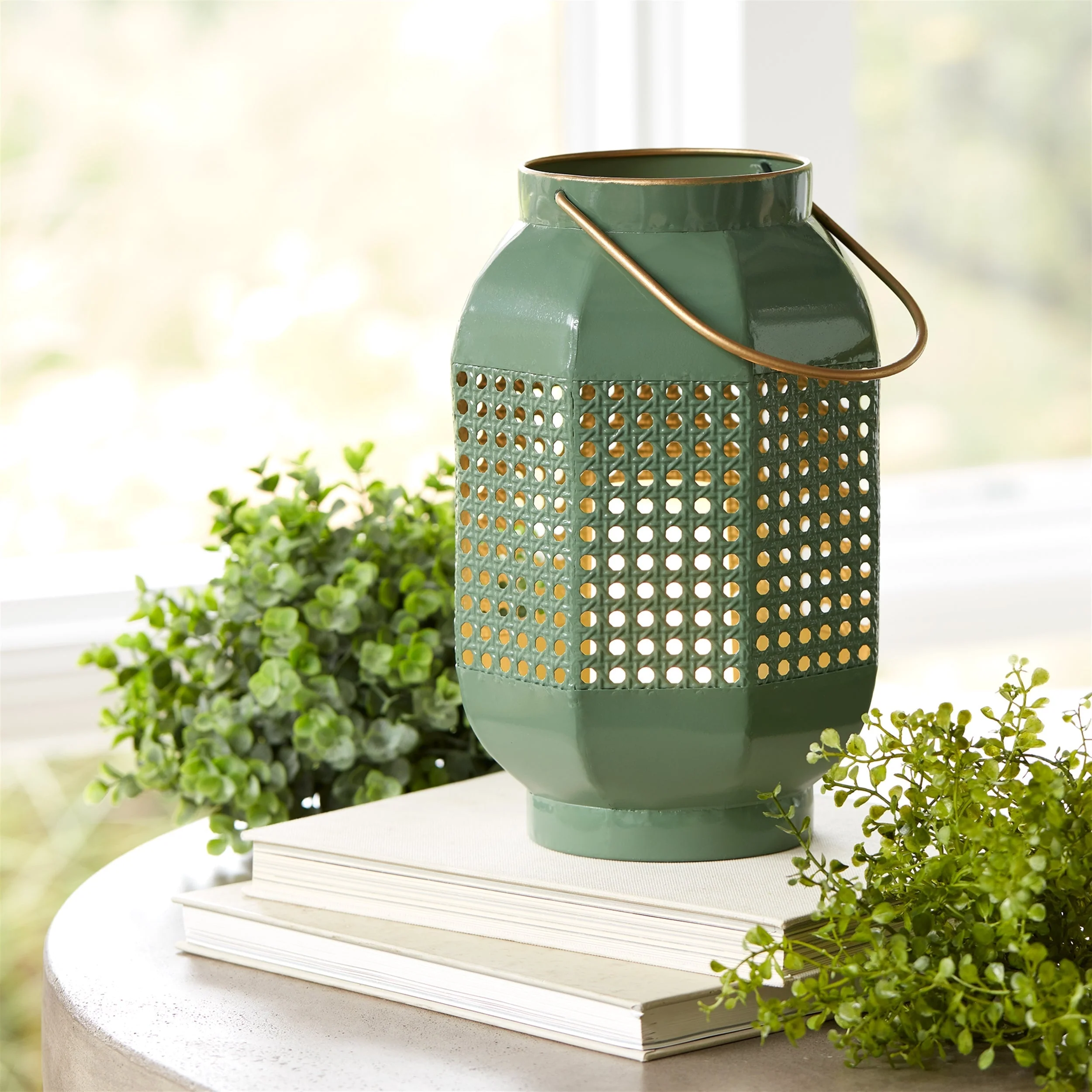 Hexagon metal lantern with gold accent (set of 2) - Image 3