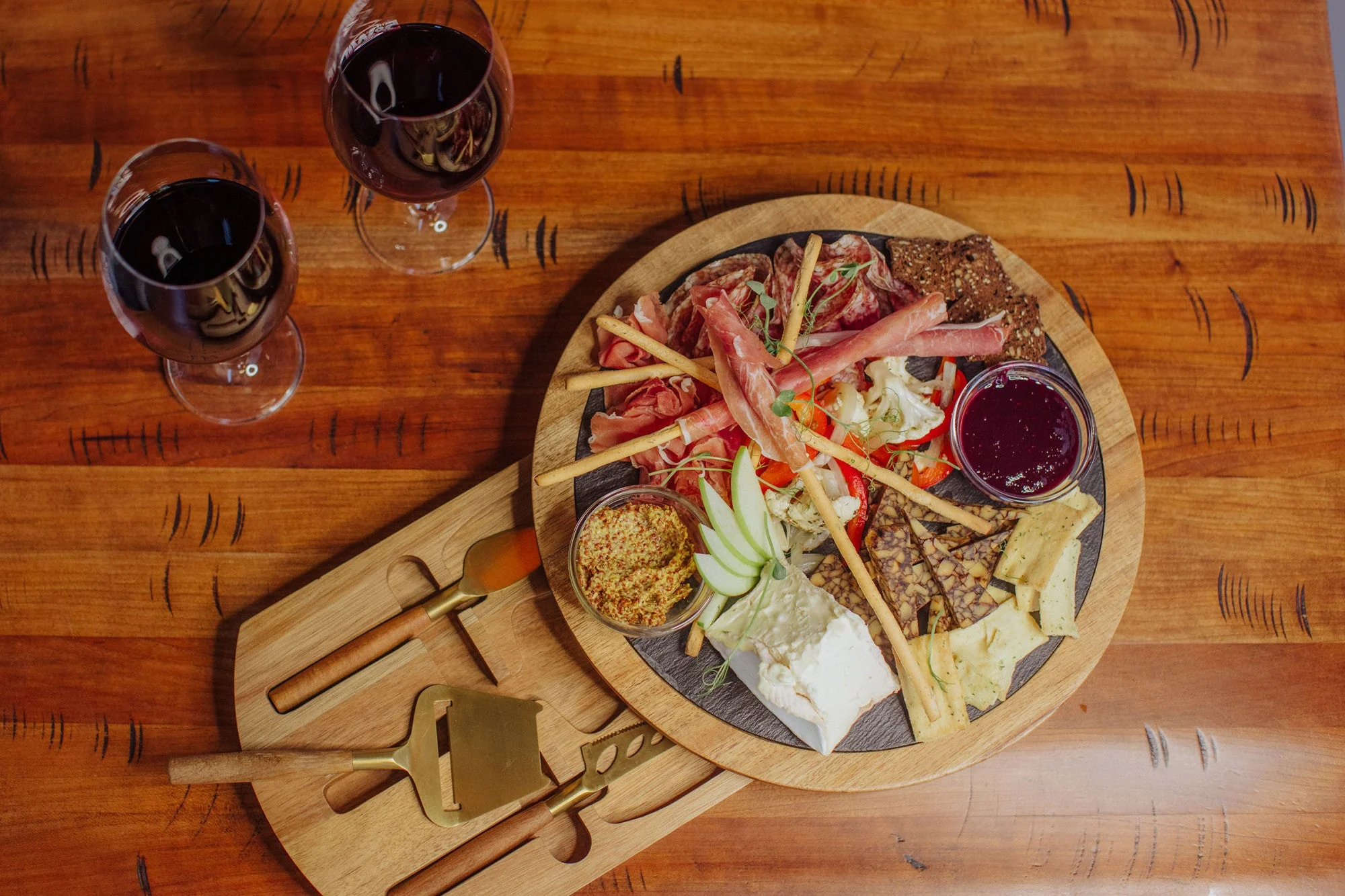 Insignia Acacia and Slate Serving Board with Cheese Tools - Image 5