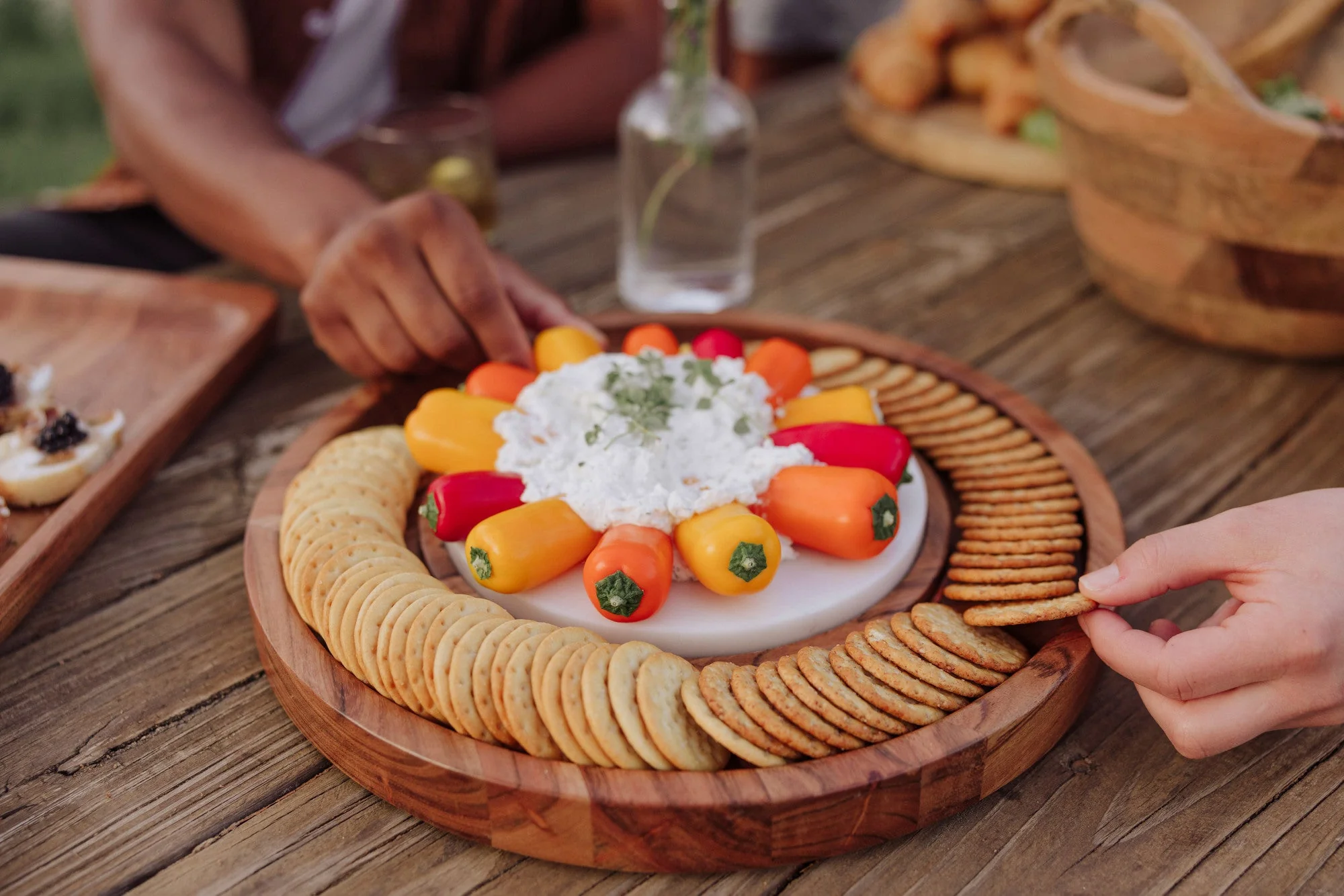 Isla Serving Platter with Marble Cheeseboard Insert - Image 9