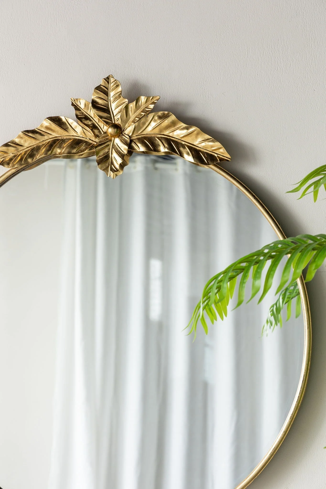 Large Round Wall Mirror With Metal Frame Circle Accent Mirror For Living Room Bedroom Entryway - Gold - Image 4