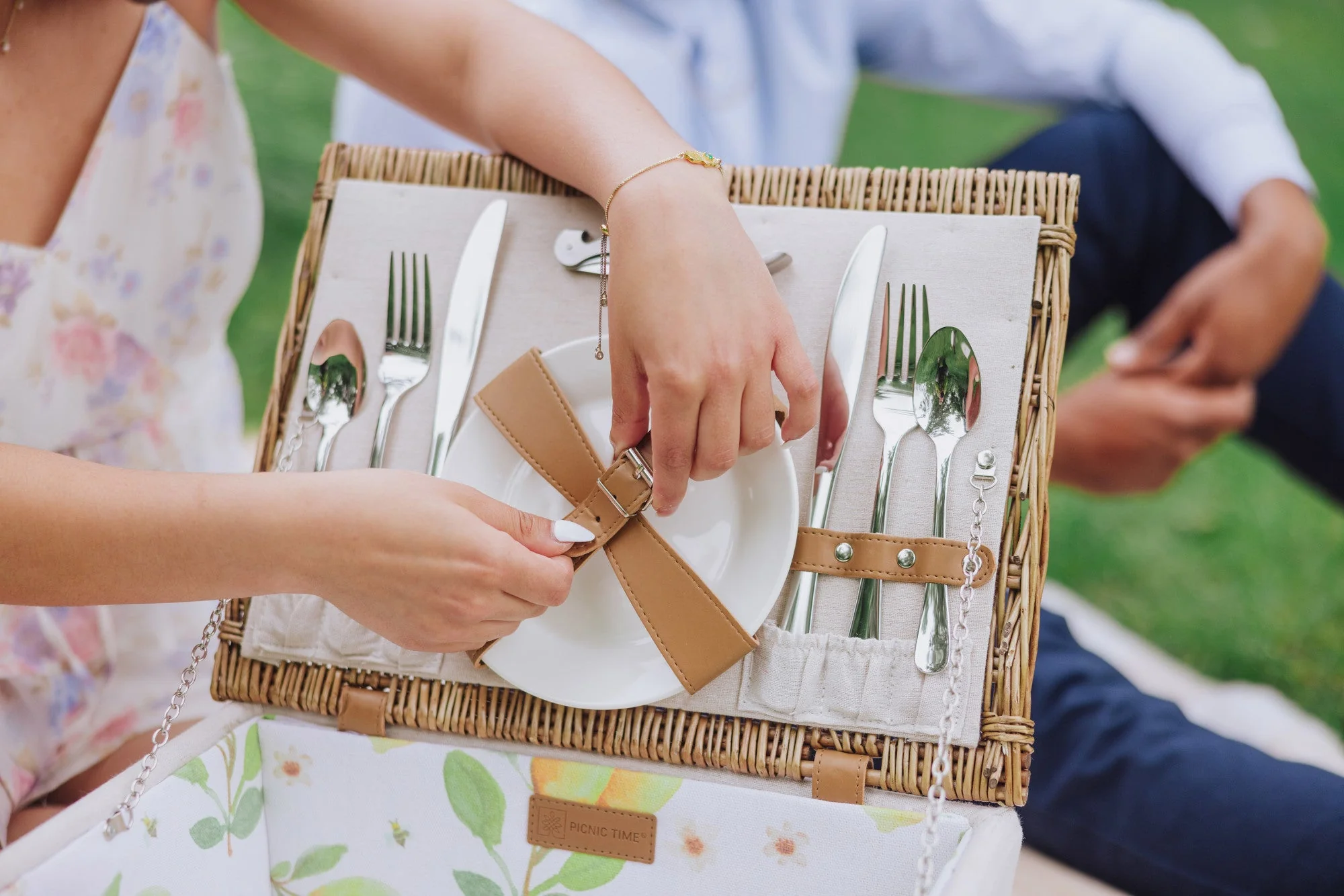 Lemongrove Picnic Basket for 2 - Bees & Lemons - Image 13