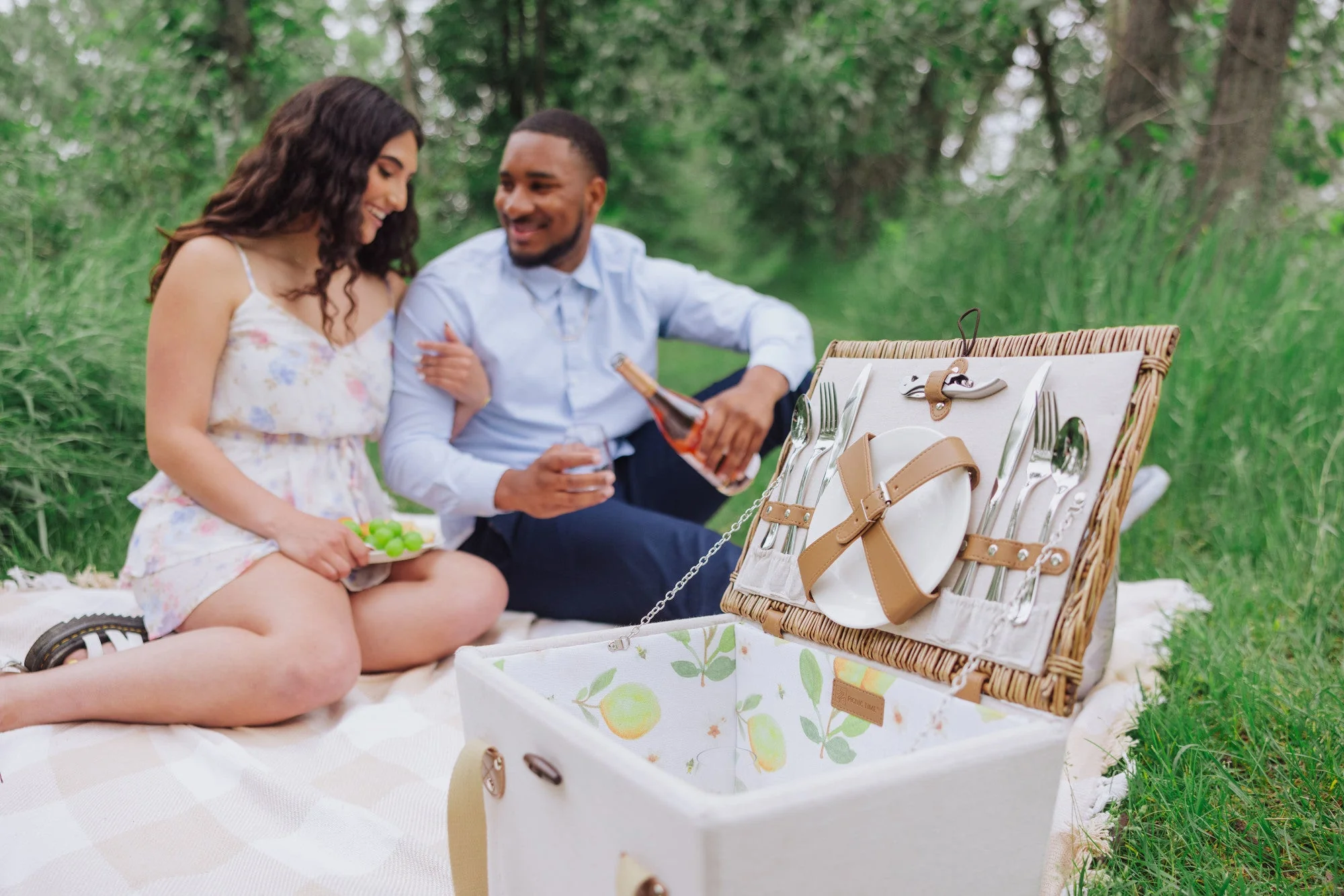 Lemongrove Picnic Basket for 2 - Bees & Lemons - Image 14