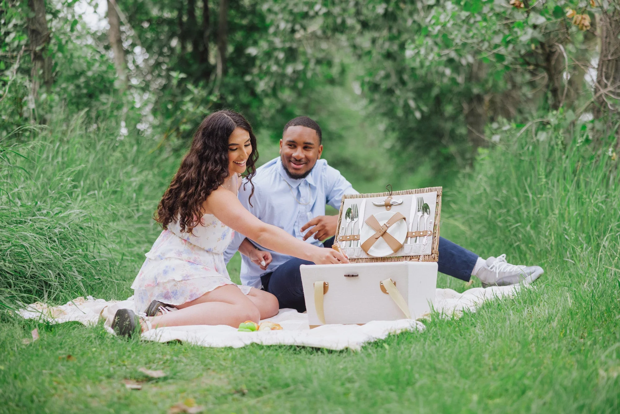 Lemongrove Picnic Basket for 2 - Bees & Lemons - Image 15