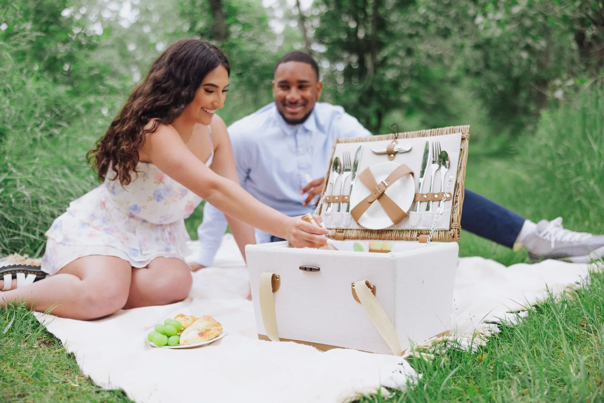 Lemongrove Picnic Basket for 2 - Bees & Lemons - Image 16